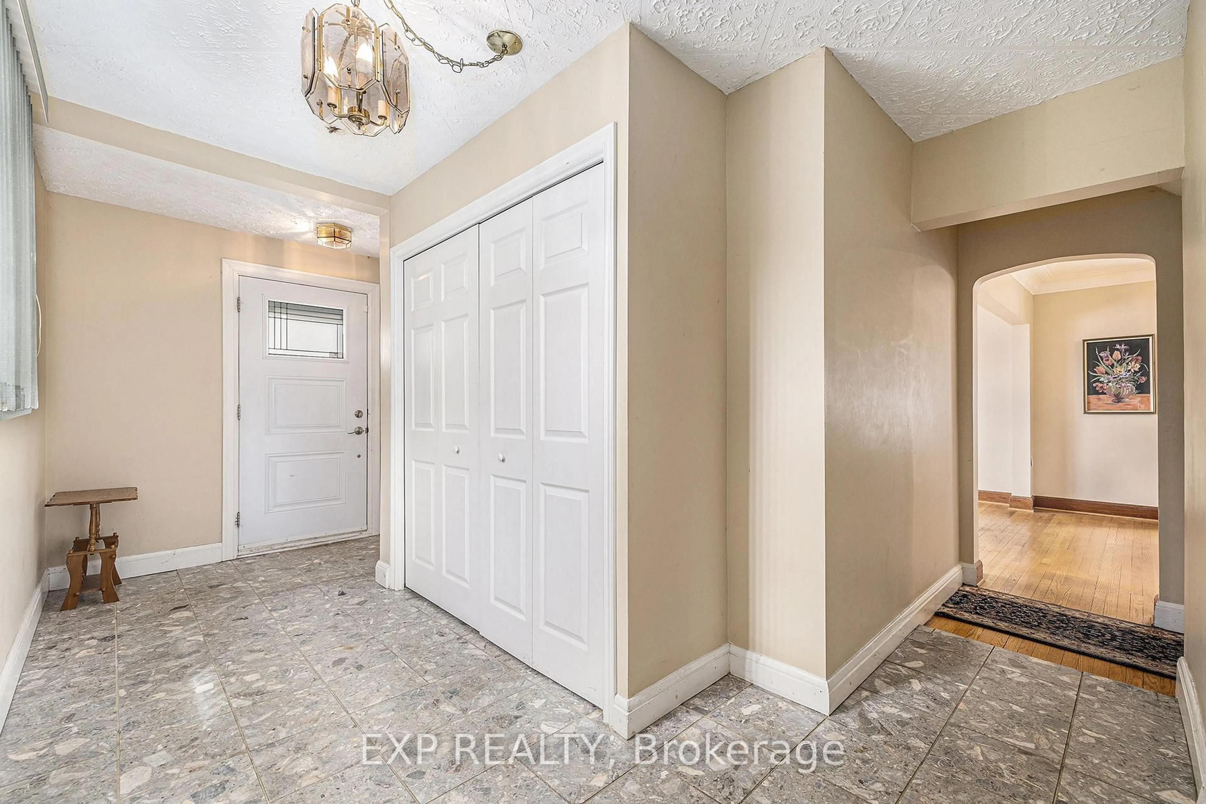 Indoor entryway for 612 Byron Ave, Ottawa Ontario K2A 0E5