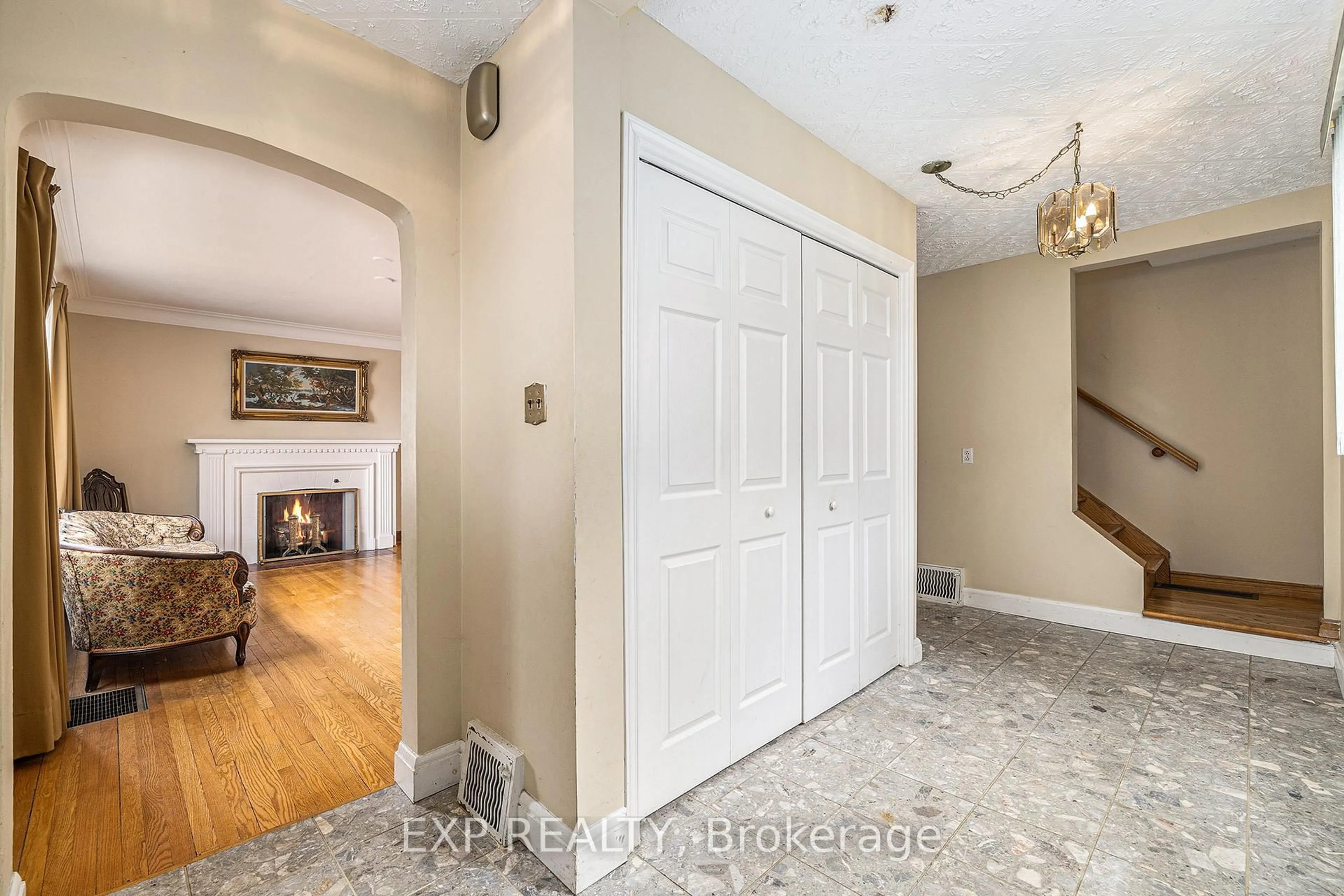 Indoor entryway for 612 Byron Ave, Ottawa Ontario K2A 0E5