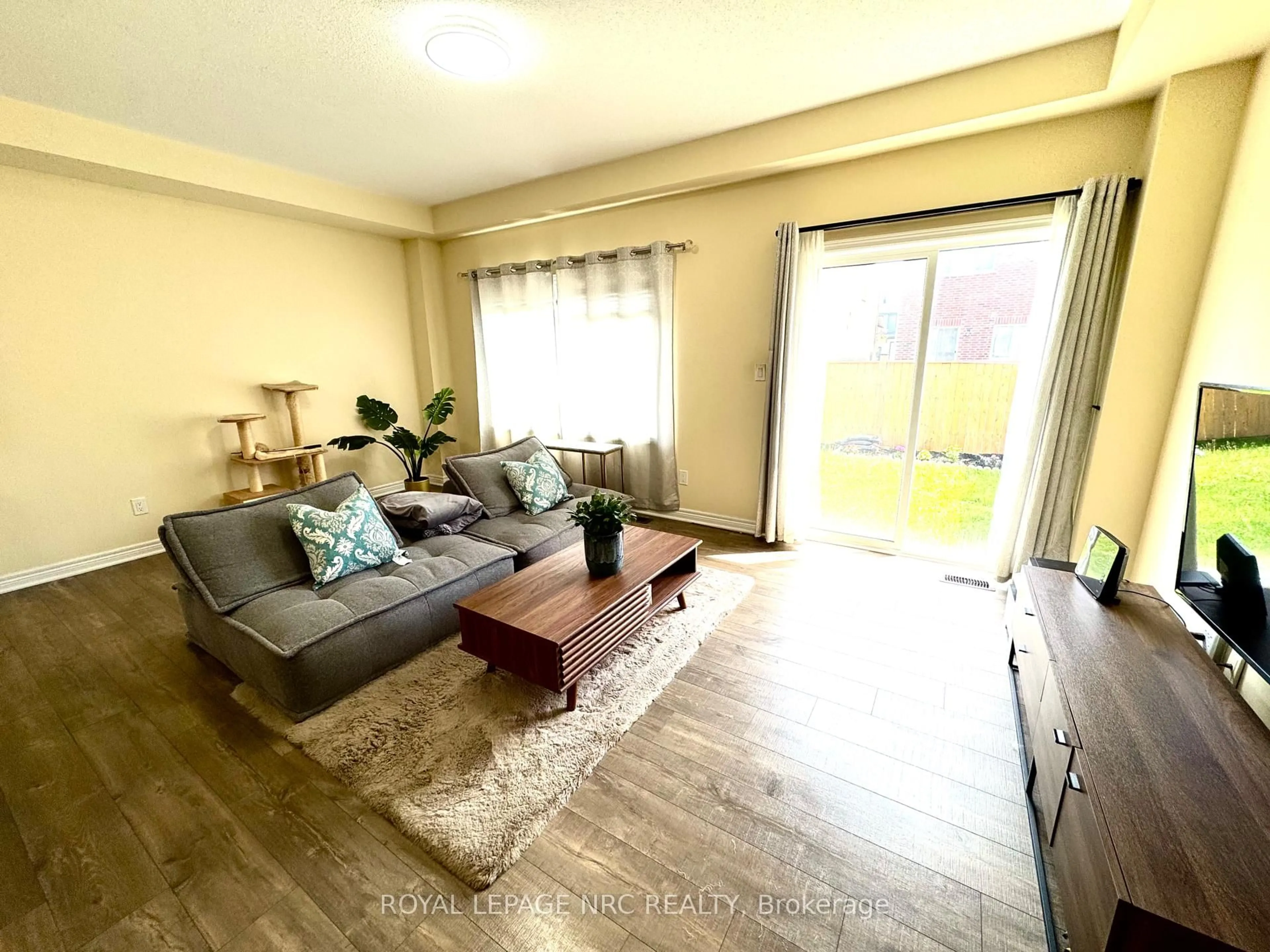 Living room with furniture, wood/laminate floor for 45 Sparkle Dr, Thorold Ontario L0S 1A0
