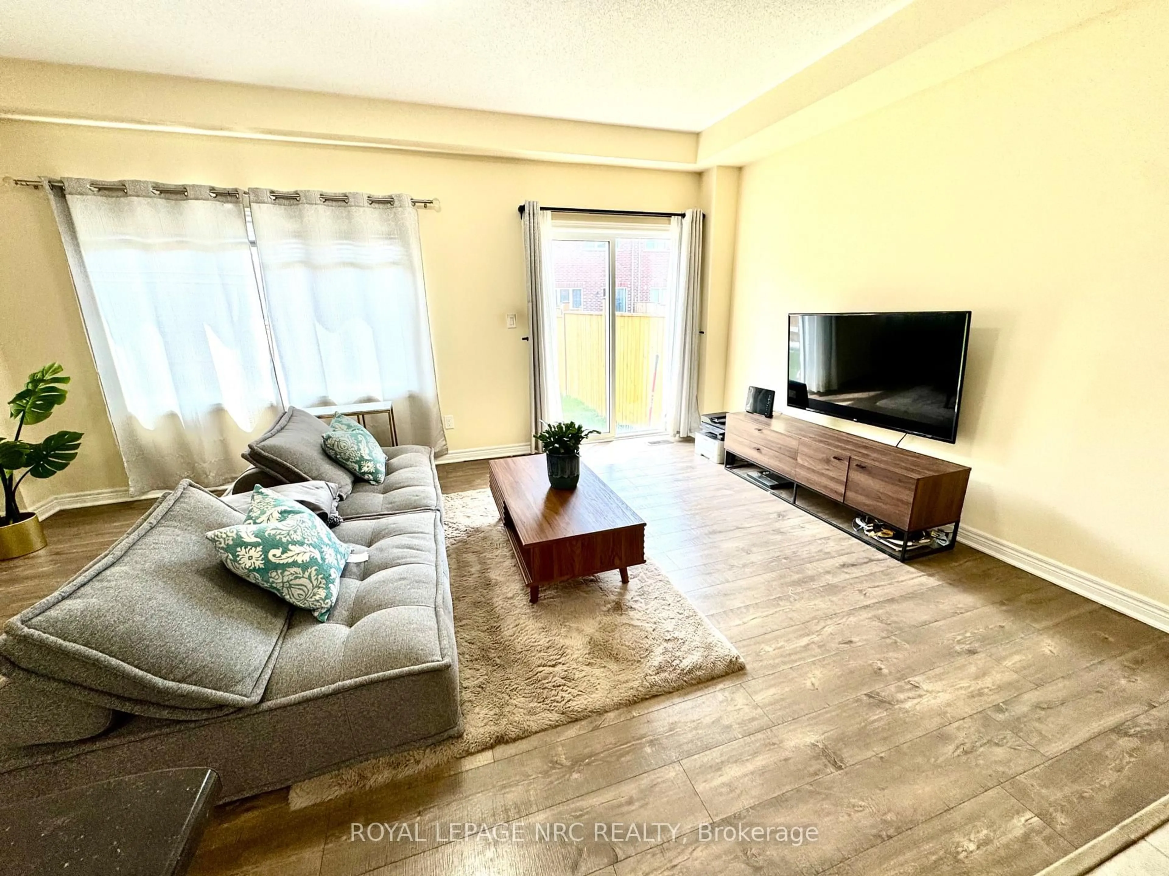 Living room with furniture, wood/laminate floor for 45 Sparkle Dr, Thorold Ontario L0S 1A0