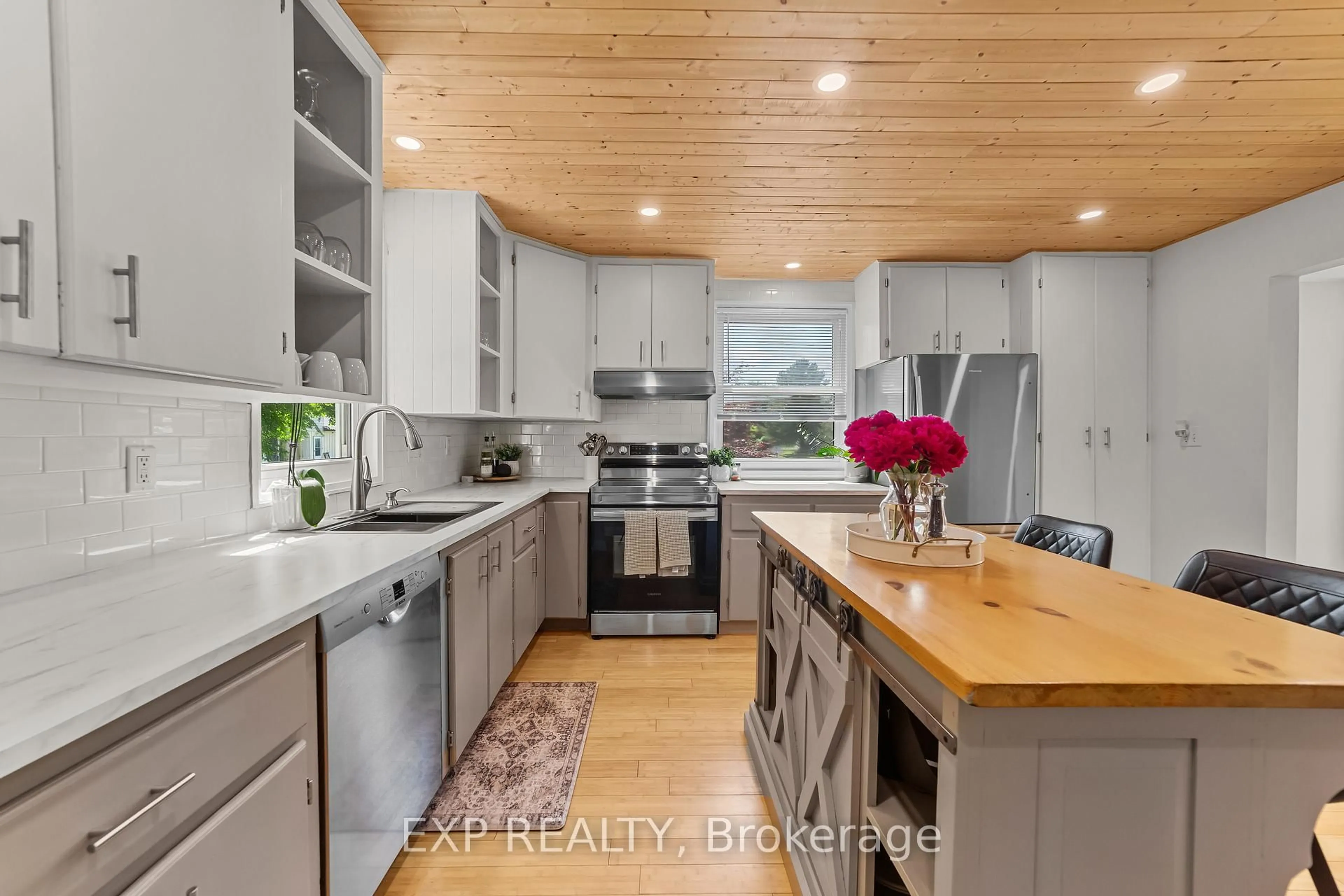 Open concept kitchen, wood/laminate floor for 33202 Back St, Dutton/Dunwich Ontario N0L 1P0