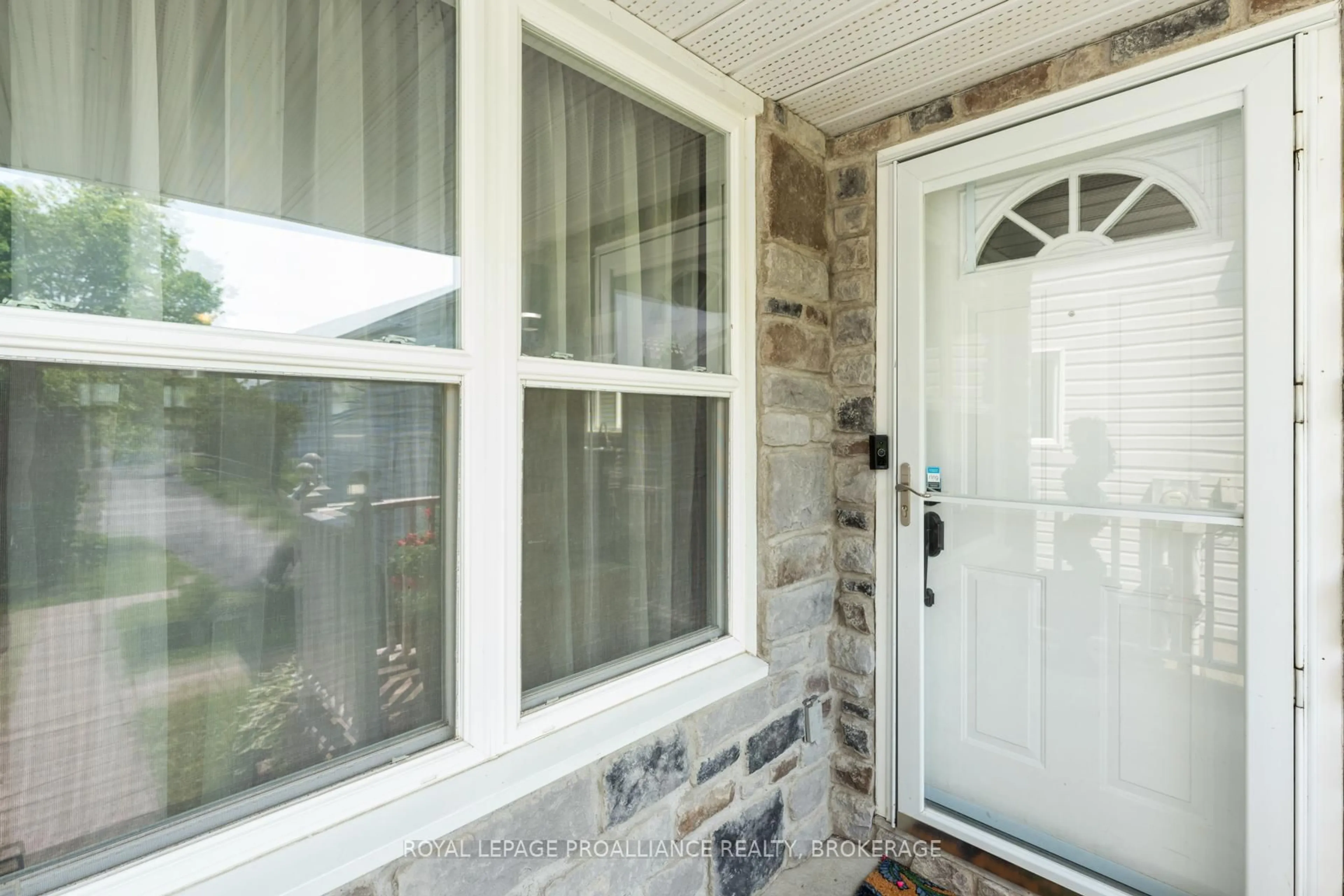 Indoor entryway for 878 Walker Crt, Kingston Ontario K7M 8L2