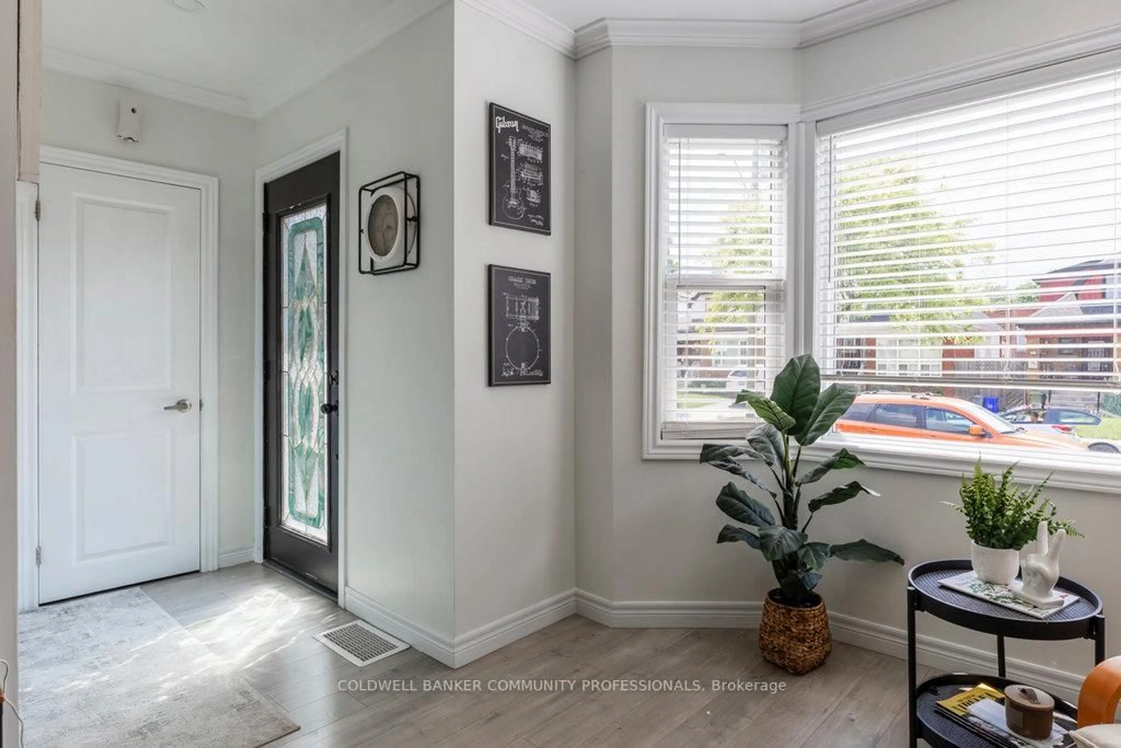 Indoor entryway for 62 Weir St, Hamilton Ontario L8H 5E6