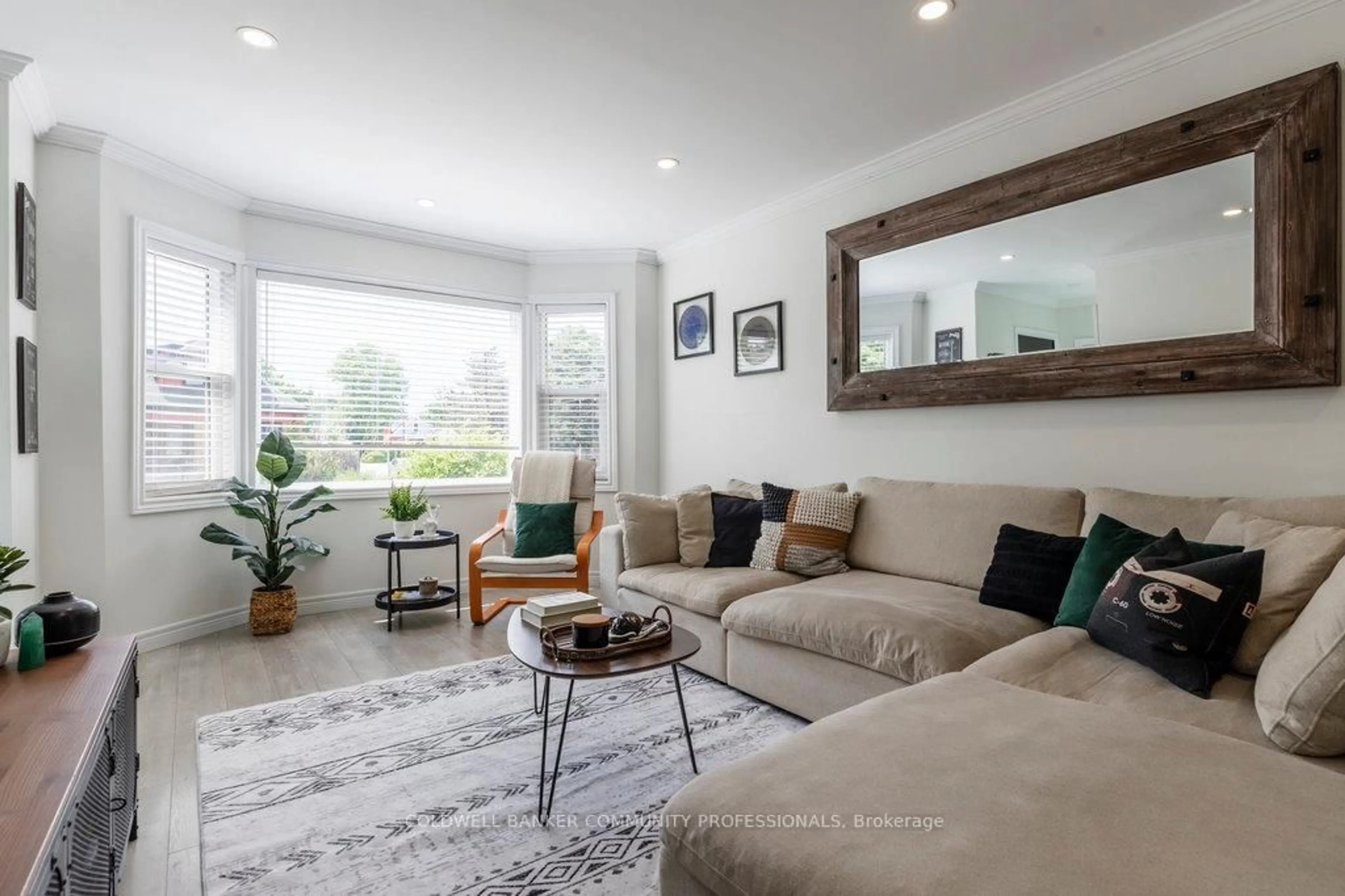Living room with furniture, unknown for 62 Weir St, Hamilton Ontario L8H 5E6
