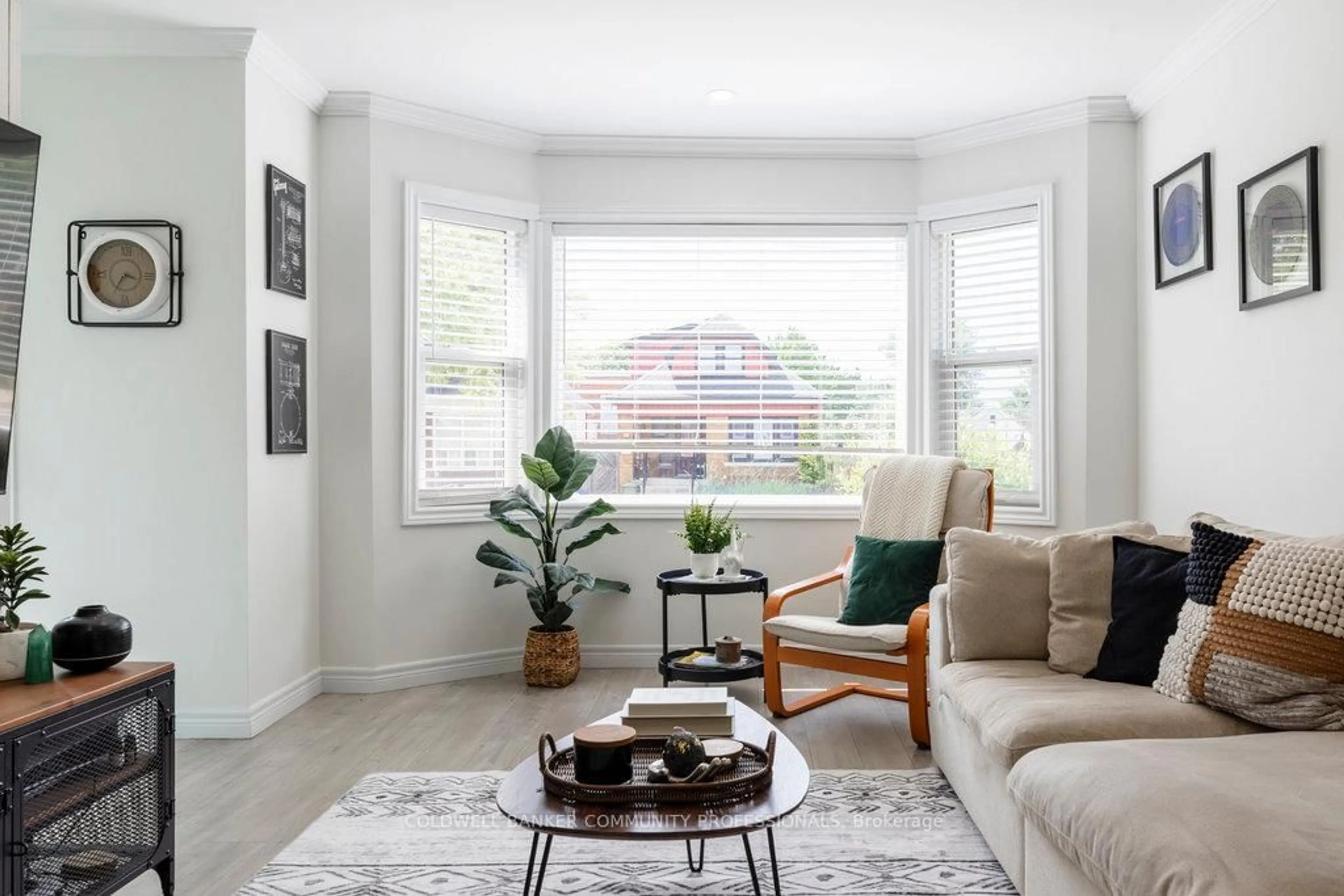 Living room with furniture, unknown for 62 Weir St, Hamilton Ontario L8H 5E6
