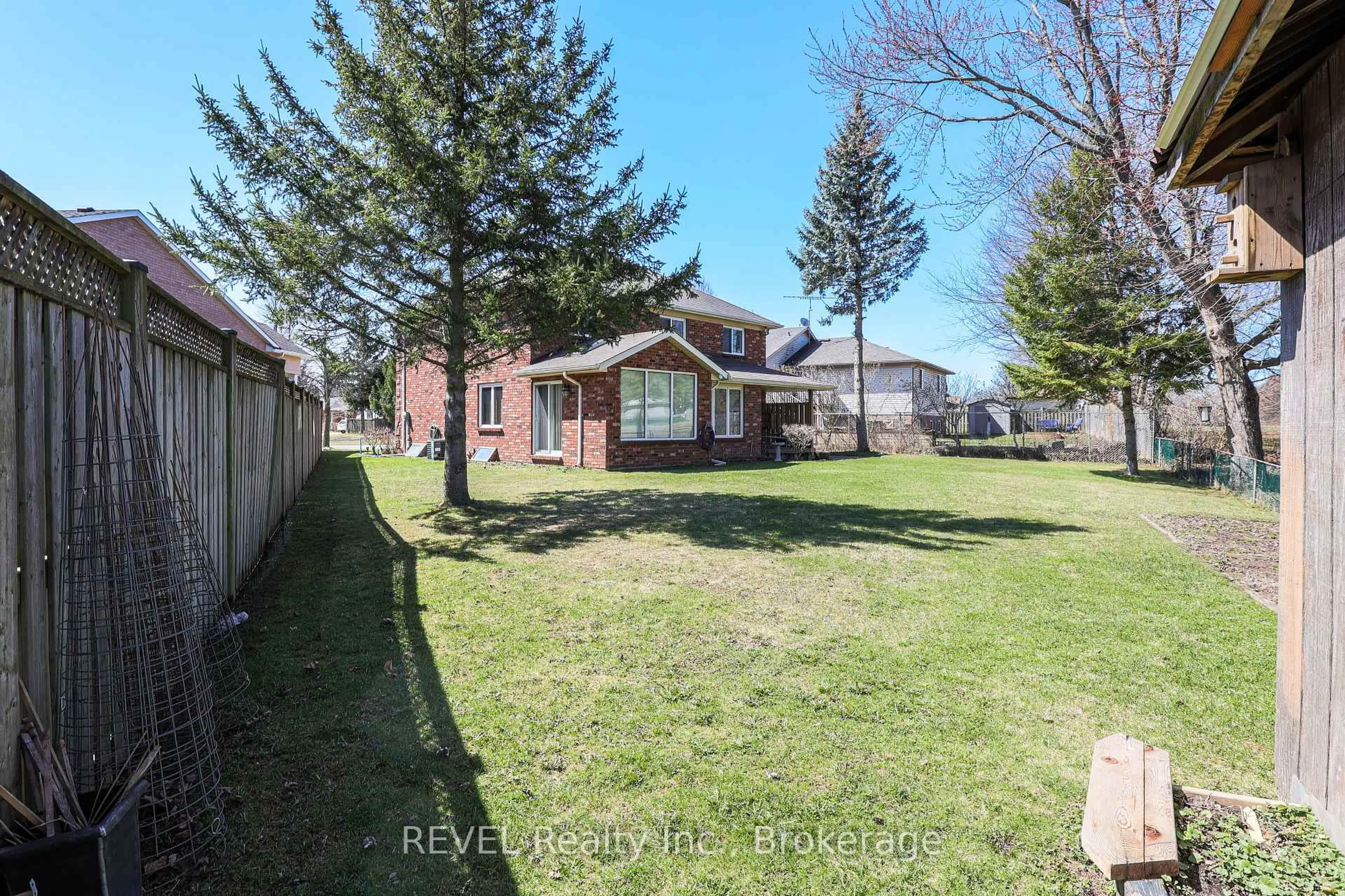 A pic from outside/outdoor area/front of a property/back of a property/a pic from drone, street for 6965 Harovics Lane, Niagara Falls Ontario L2G 7S7