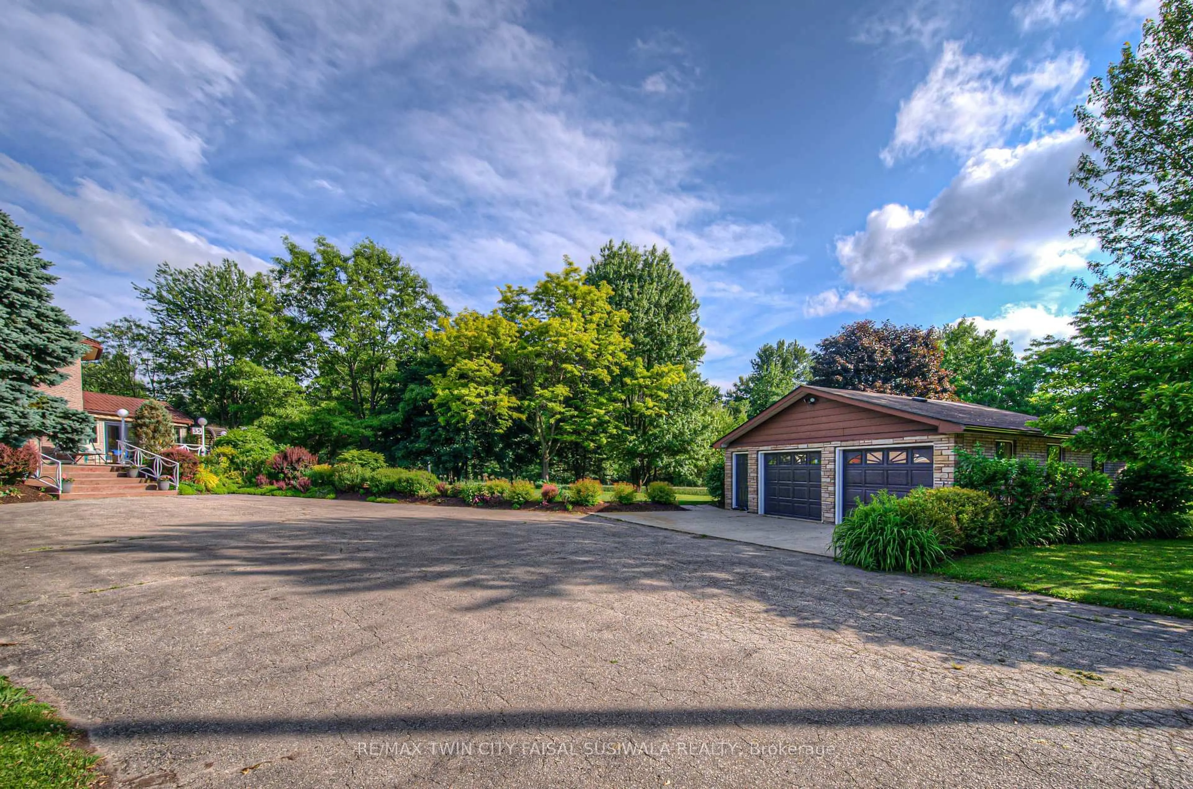A pic from outside/outdoor area/front of a property/back of a property/a pic from drone, street for 35 Robinson Rd, Cambridge Ontario N1R 5S7