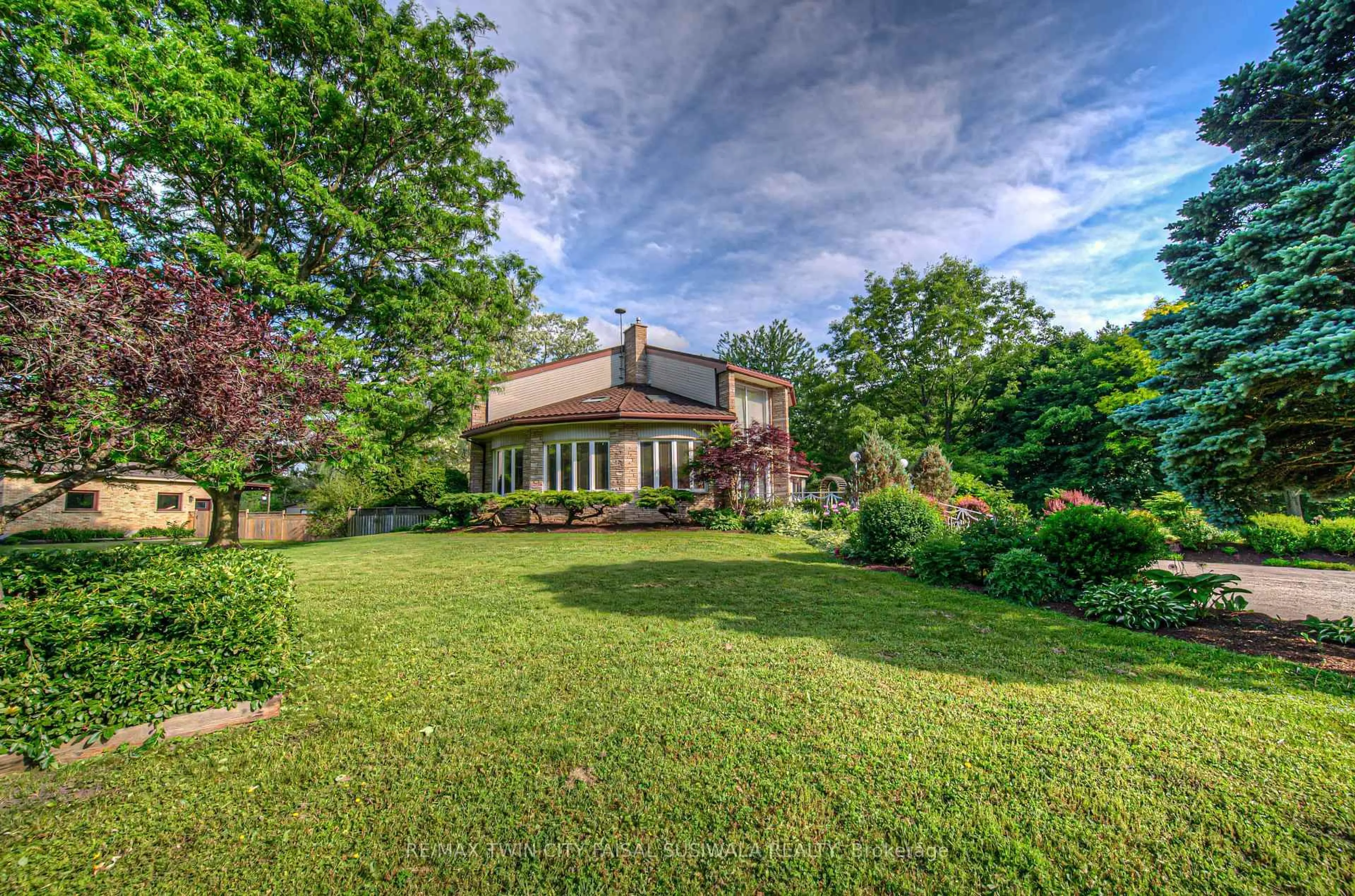 A pic from outside/outdoor area/front of a property/back of a property/a pic from drone, street for 35 Robinson Rd, Cambridge Ontario N1R 5S7