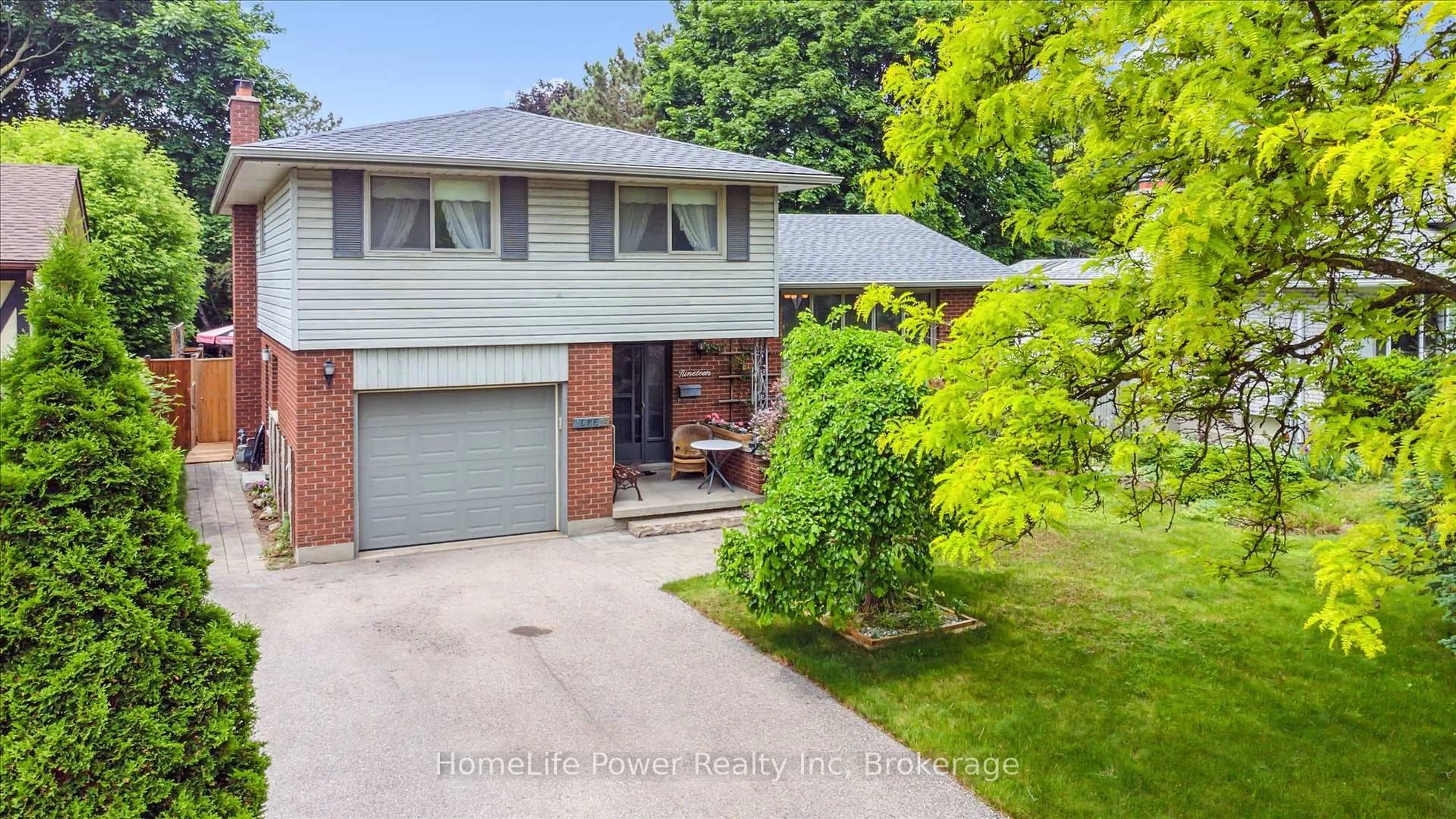 A pic from outside/outdoor area/front of a property/back of a property/a pic from drone, street for 19 Bishop Crt, Guelph Ontario N1G 2R8