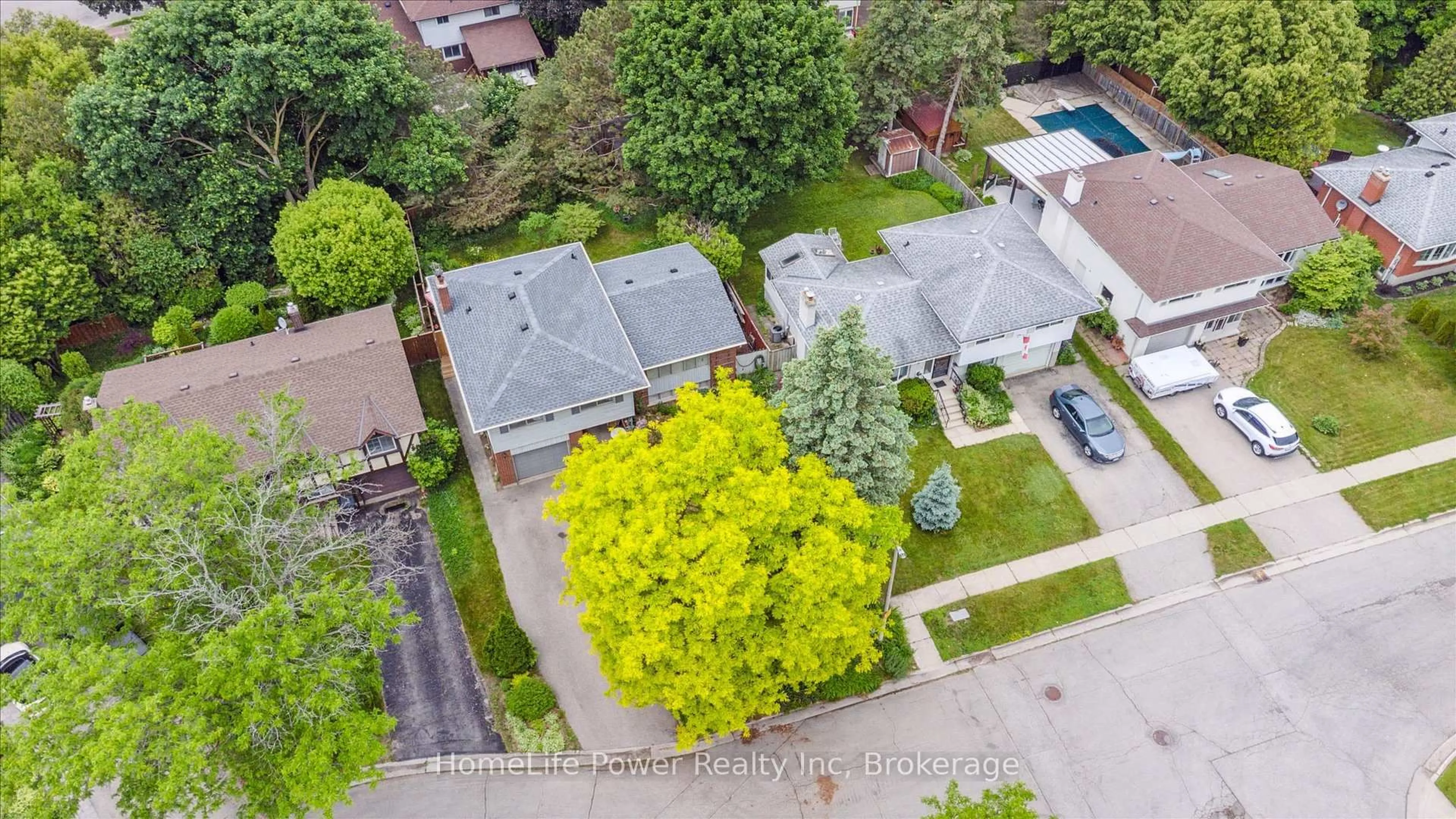 A pic from outside/outdoor area/front of a property/back of a property/a pic from drone, street for 19 Bishop Crt, Guelph Ontario N1G 2R8