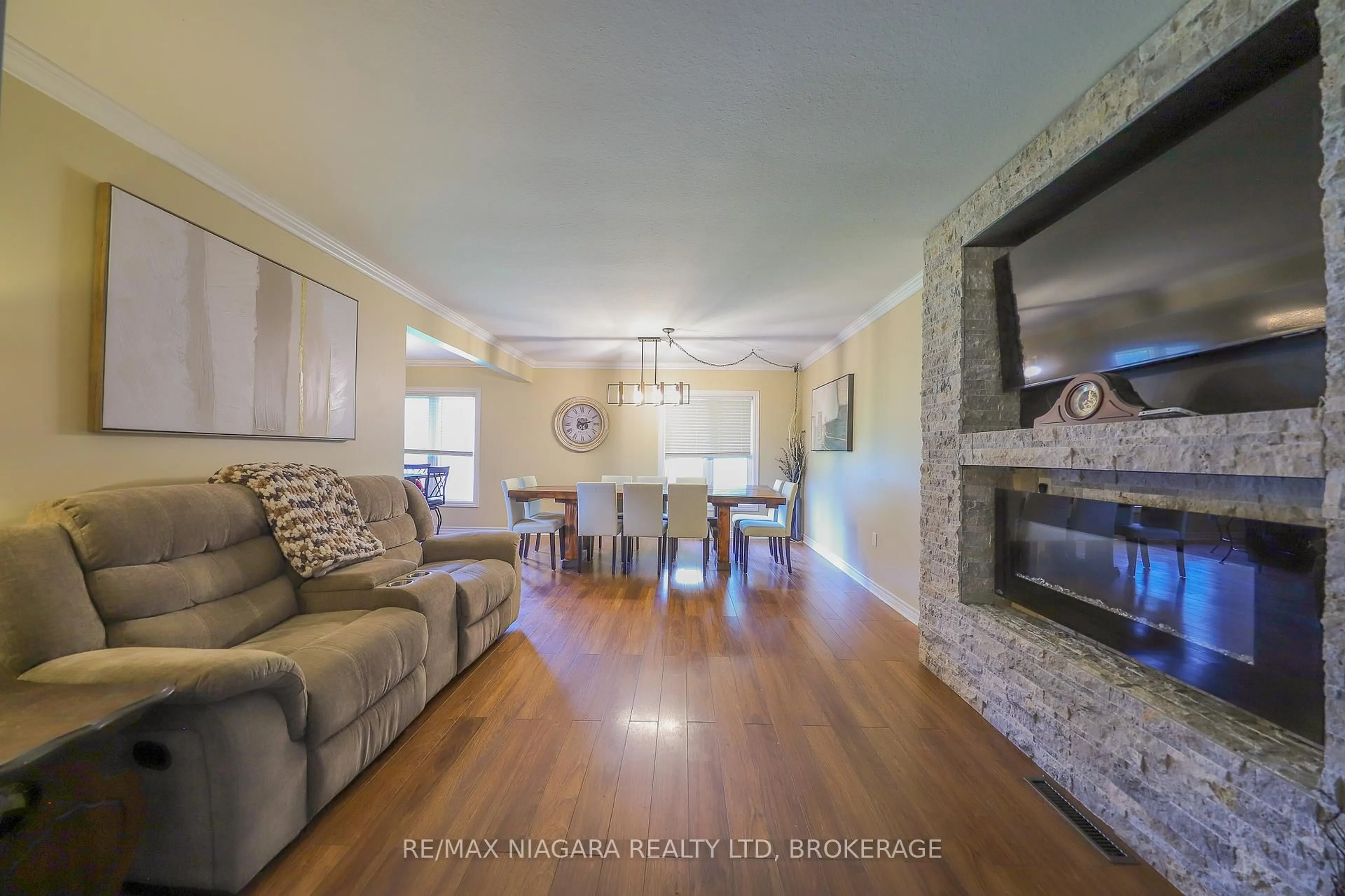Living room with furniture, unknown for 57 Townline Rd, Thorold Ontario L2V 2M3