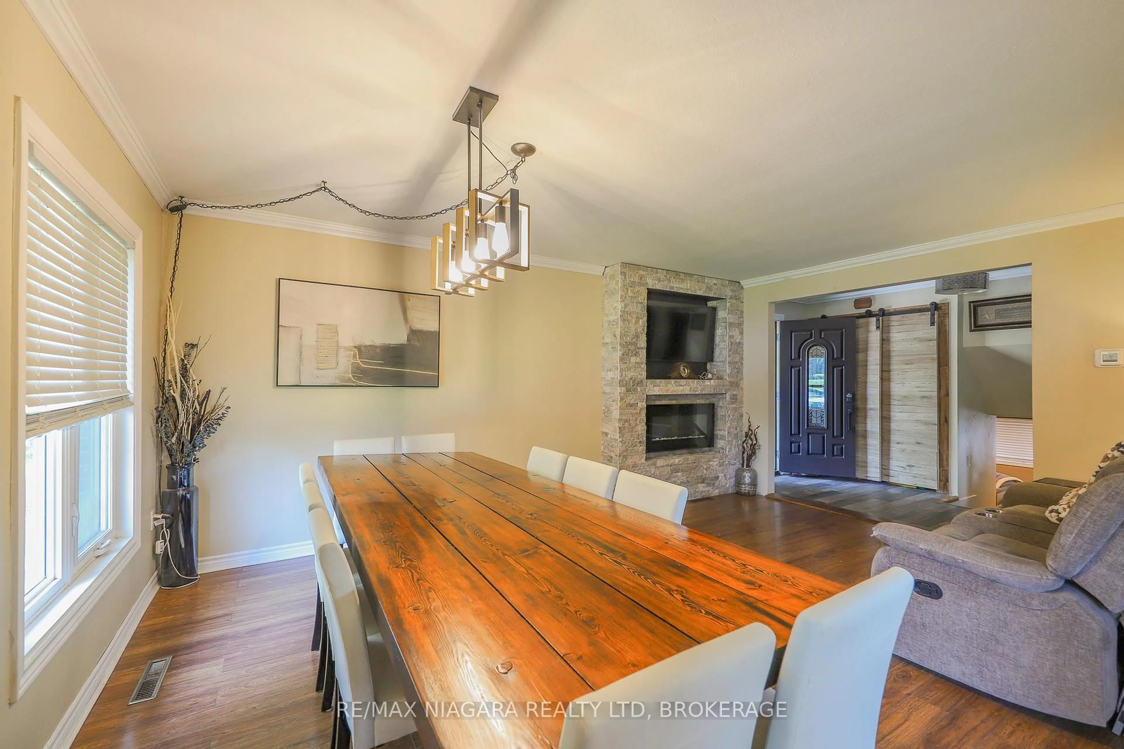 Dining room, wood/laminate floor for 57 Townline Rd, Thorold Ontario L2V 2M3