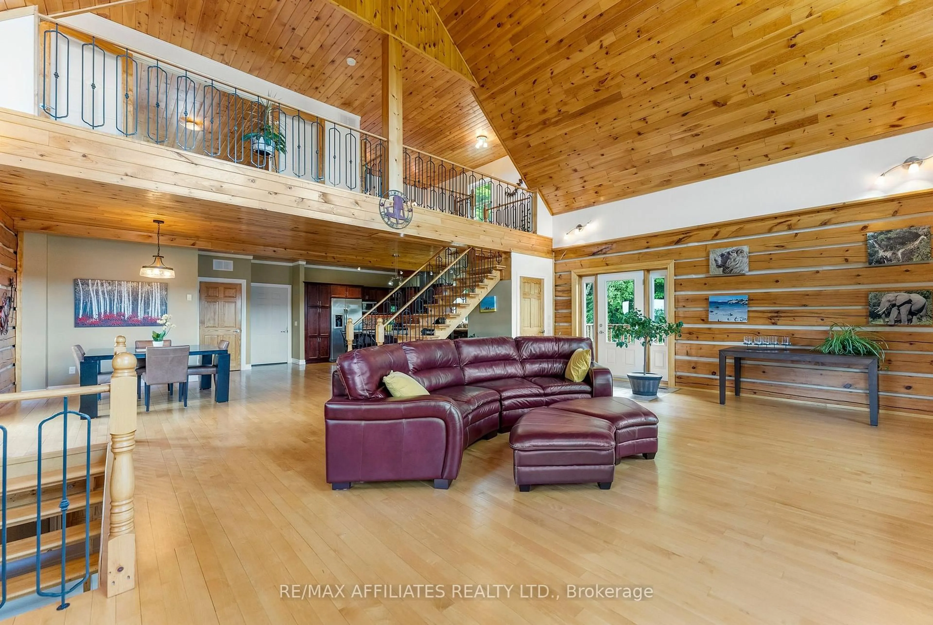 Indoor foyer for 5265 Highway 511 Highway, Lanark Ontario K0G 1K0