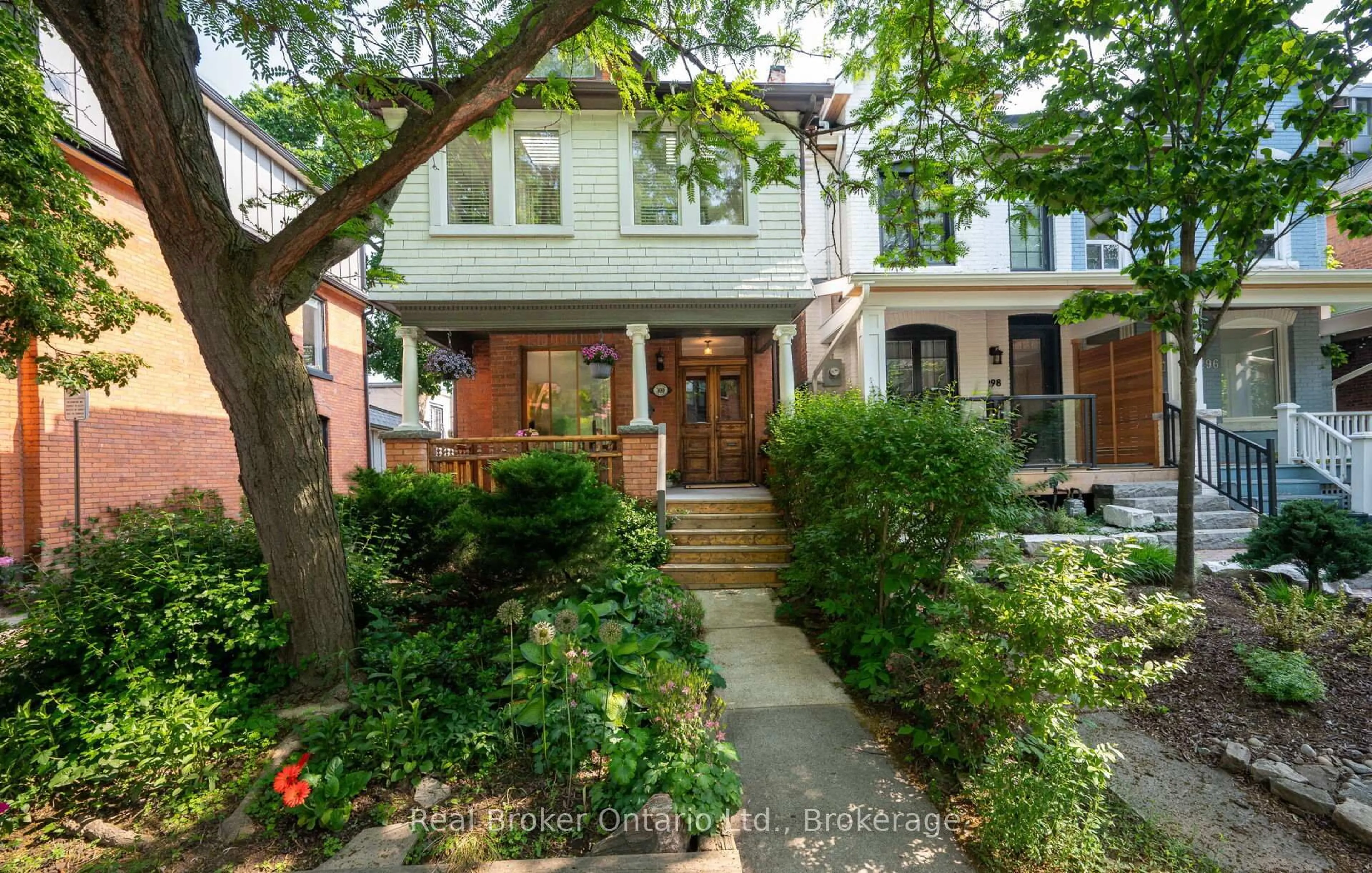 Home with brick exterior material, street for 300 Charlton Ave, Hamilton Ontario L8P 2E5