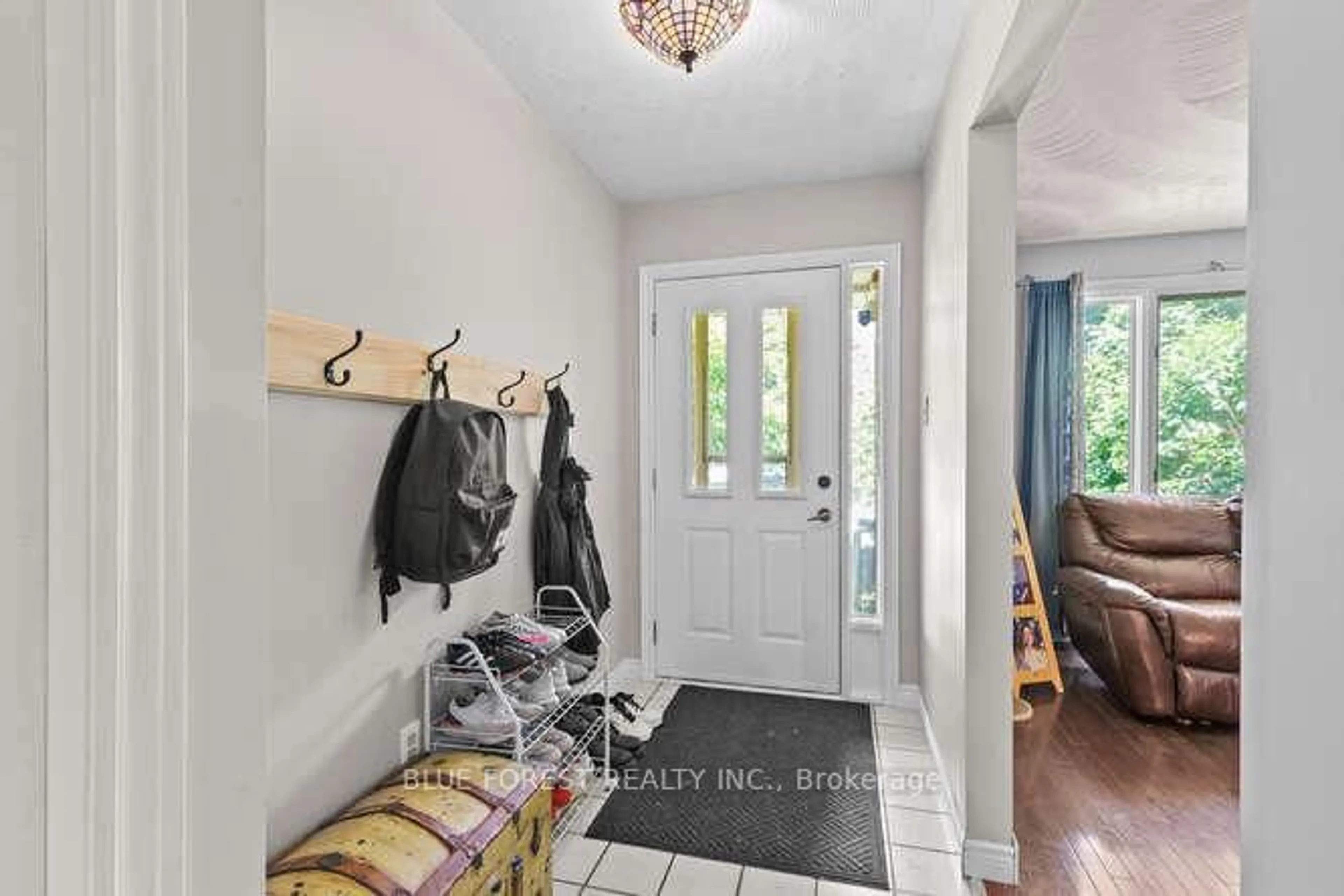 Indoor entryway for 112 Elgin Ave, Southwest Middlesex Ontario N0L 1M0