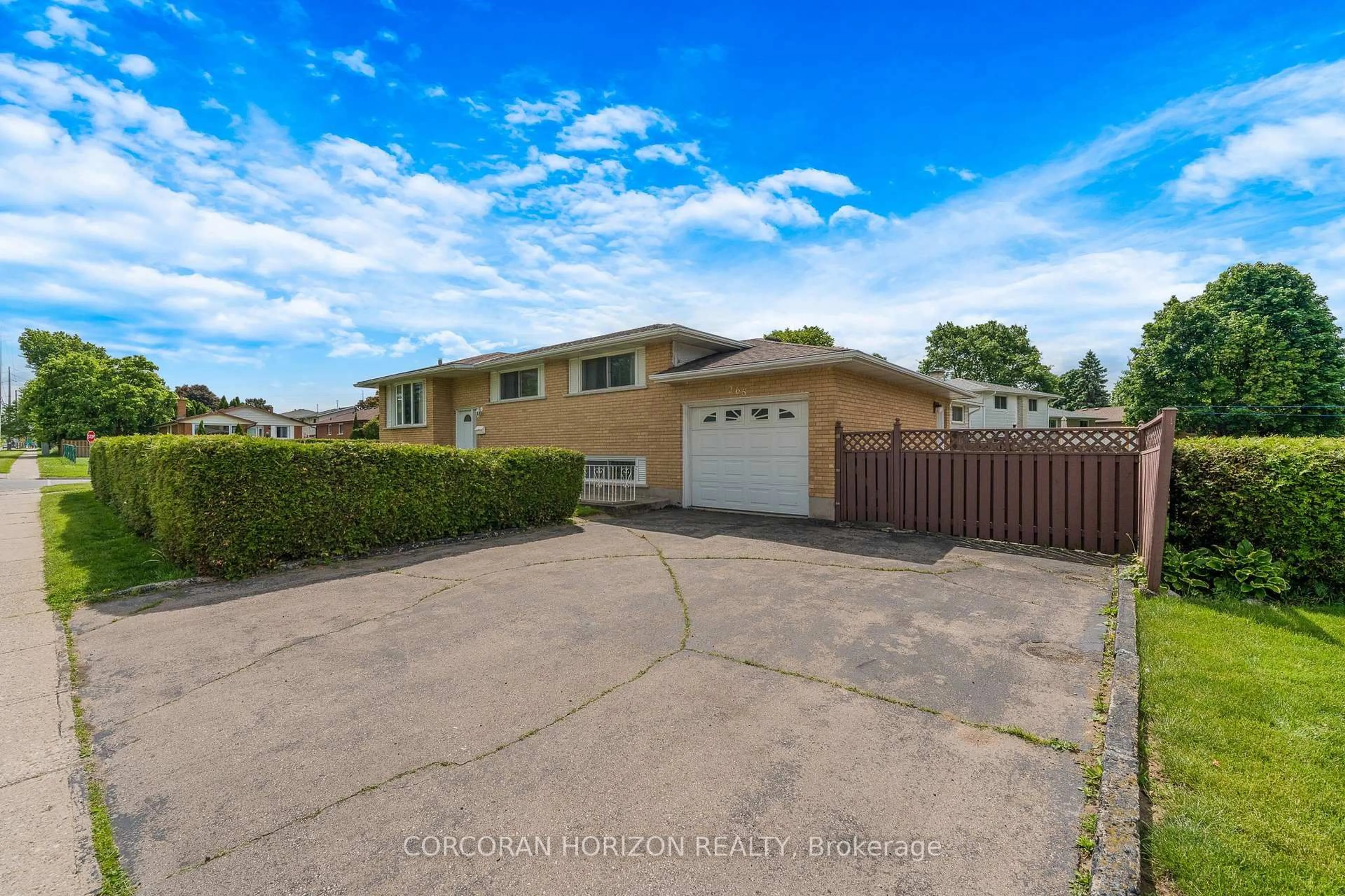 A pic from outside/outdoor area/front of a property/back of a property/a pic from drone, street for 265 Champlain Blvd, Cambridge Ontario N1R 6E1