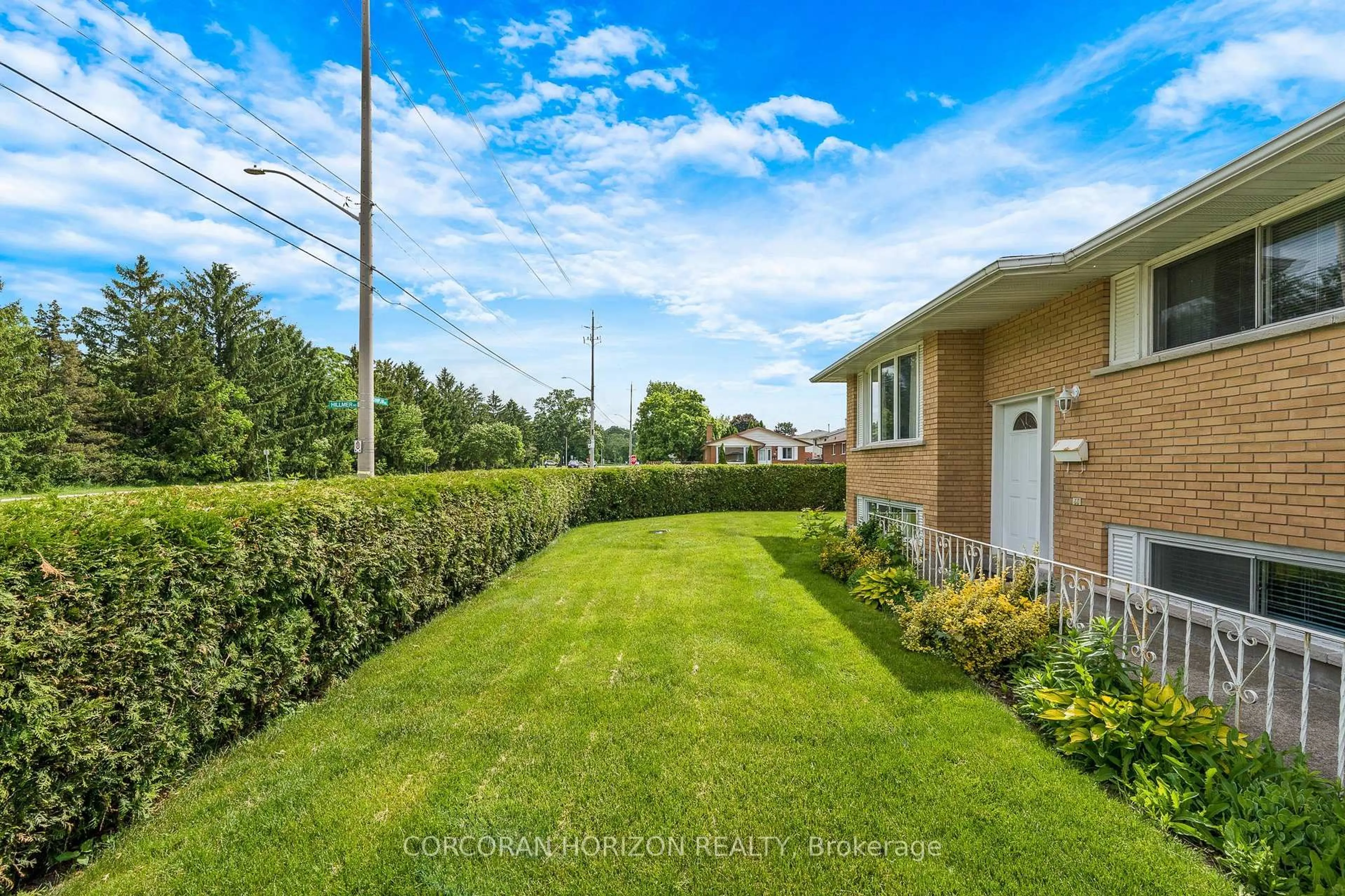 A pic from outside/outdoor area/front of a property/back of a property/a pic from drone, street for 265 Champlain Blvd, Cambridge Ontario N1R 6E1