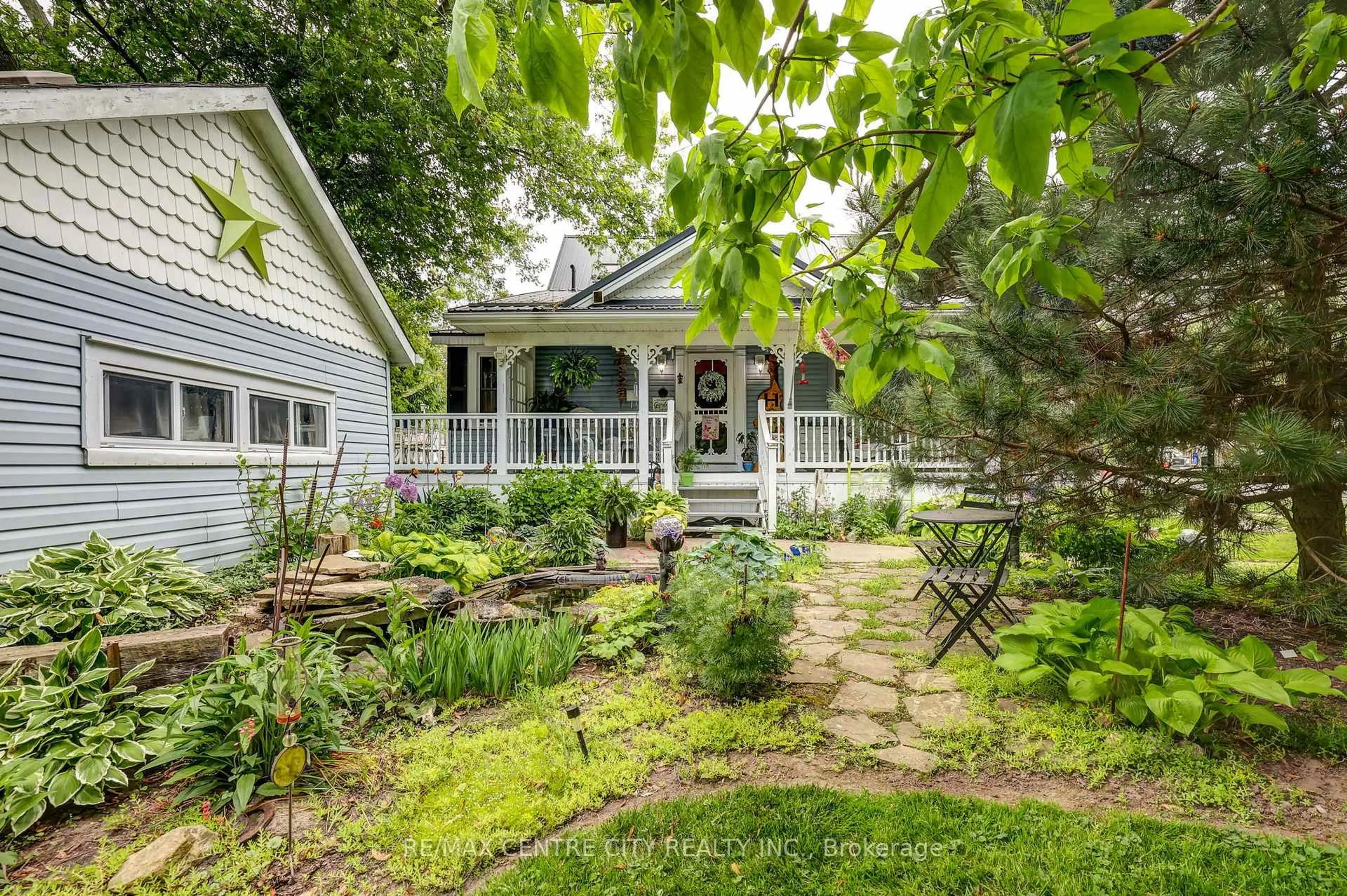 Patio, street for 8961 Iona Rd, Dutton/Dunwich Ontario N0L 1P0