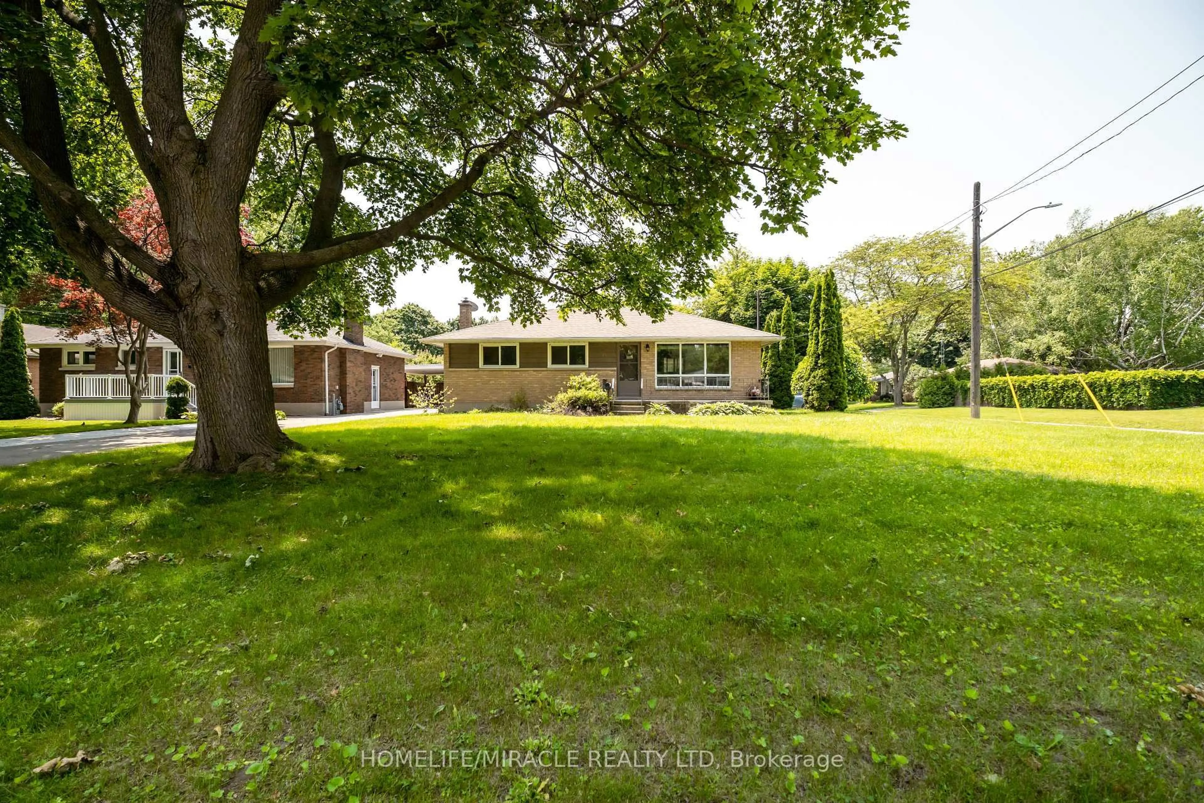A pic from outside/outdoor area/front of a property/back of a property/a pic from drone, street for 84 Dunvegan Dr, Chatham-Kent Ontario N7M 5A2