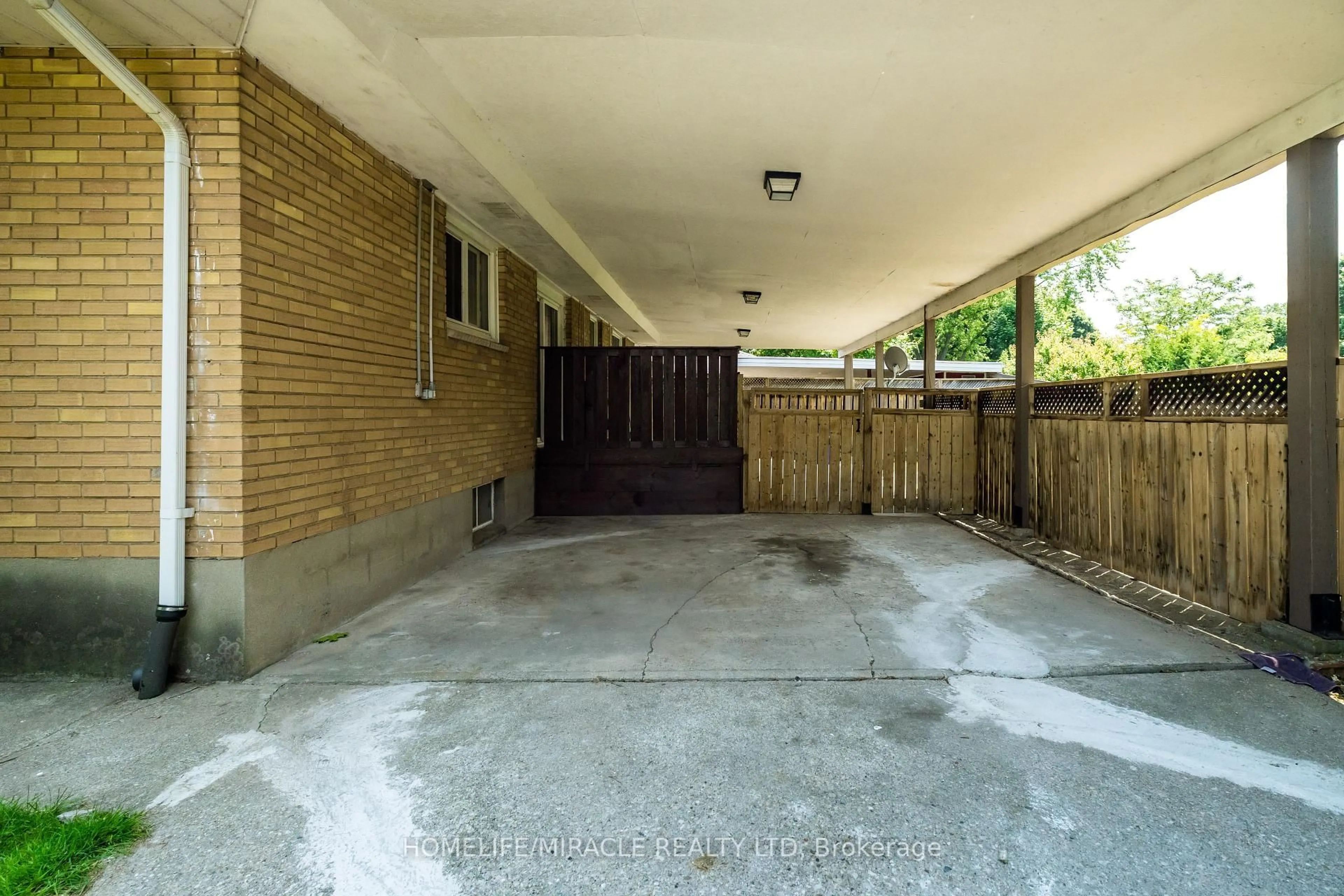 Patio, street for 84 Dunvegan Dr, Chatham-Kent Ontario N7M 5A2