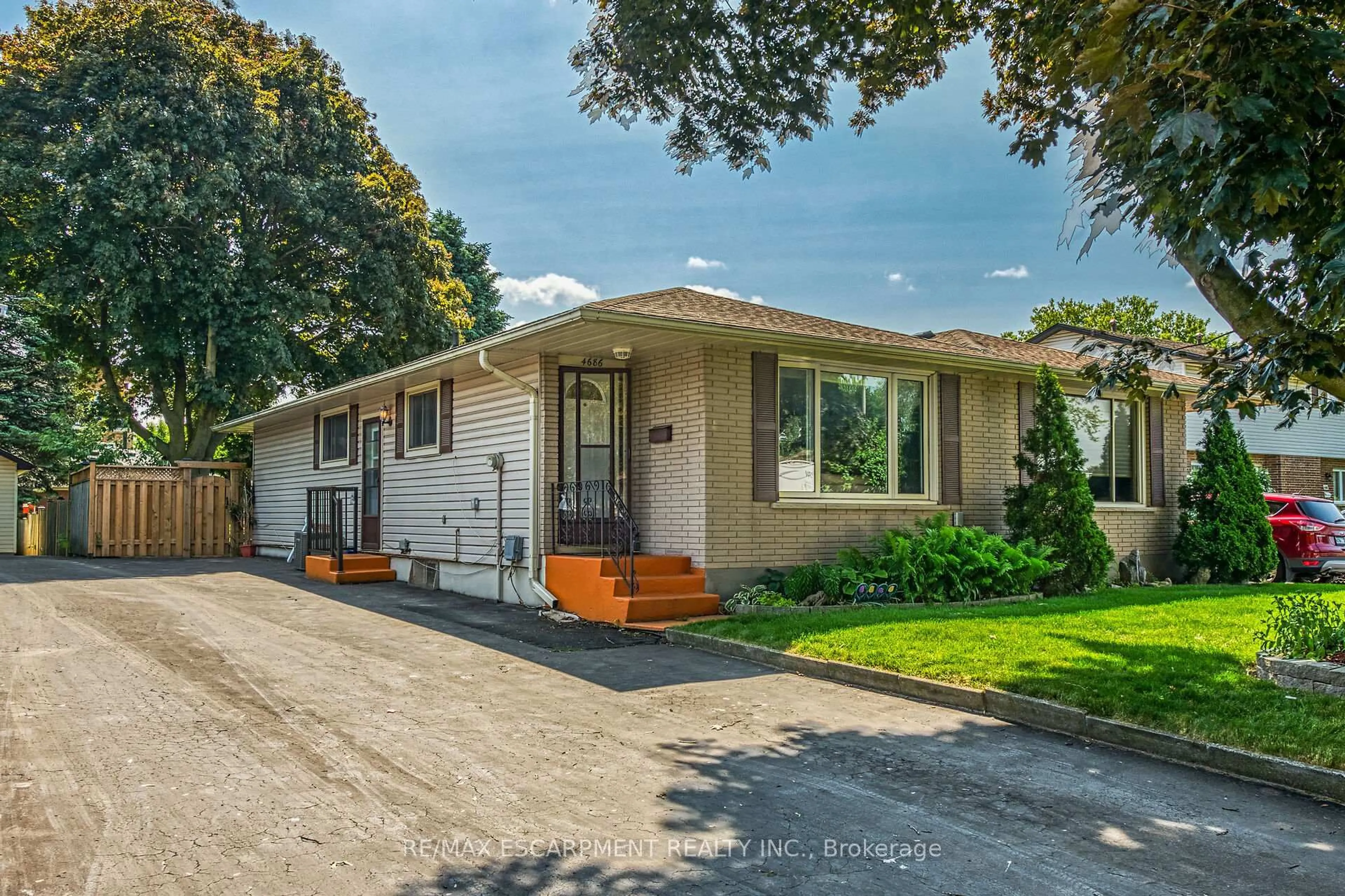 Home with vinyl exterior material, street for 4686 Pettit Ave, Niagara Falls Ontario L2E 6L5