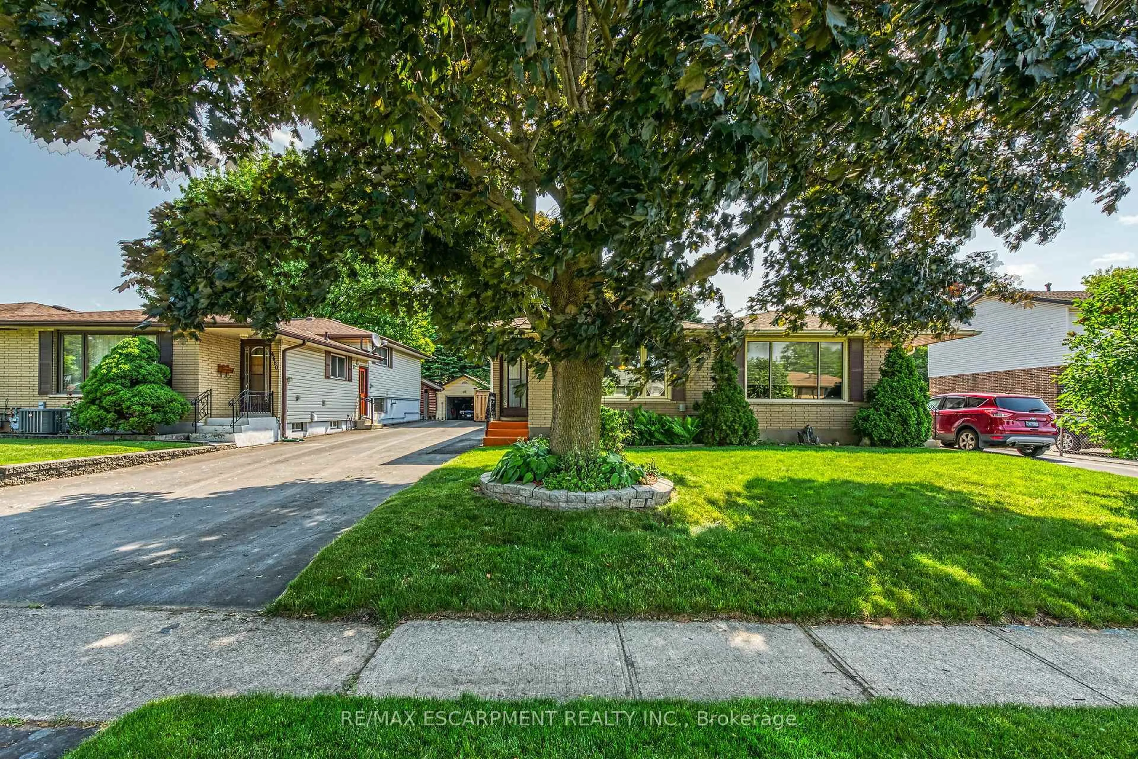 A pic from outside/outdoor area/front of a property/back of a property/a pic from drone, street for 4686 Pettit Ave, Niagara Falls Ontario L2E 6L5