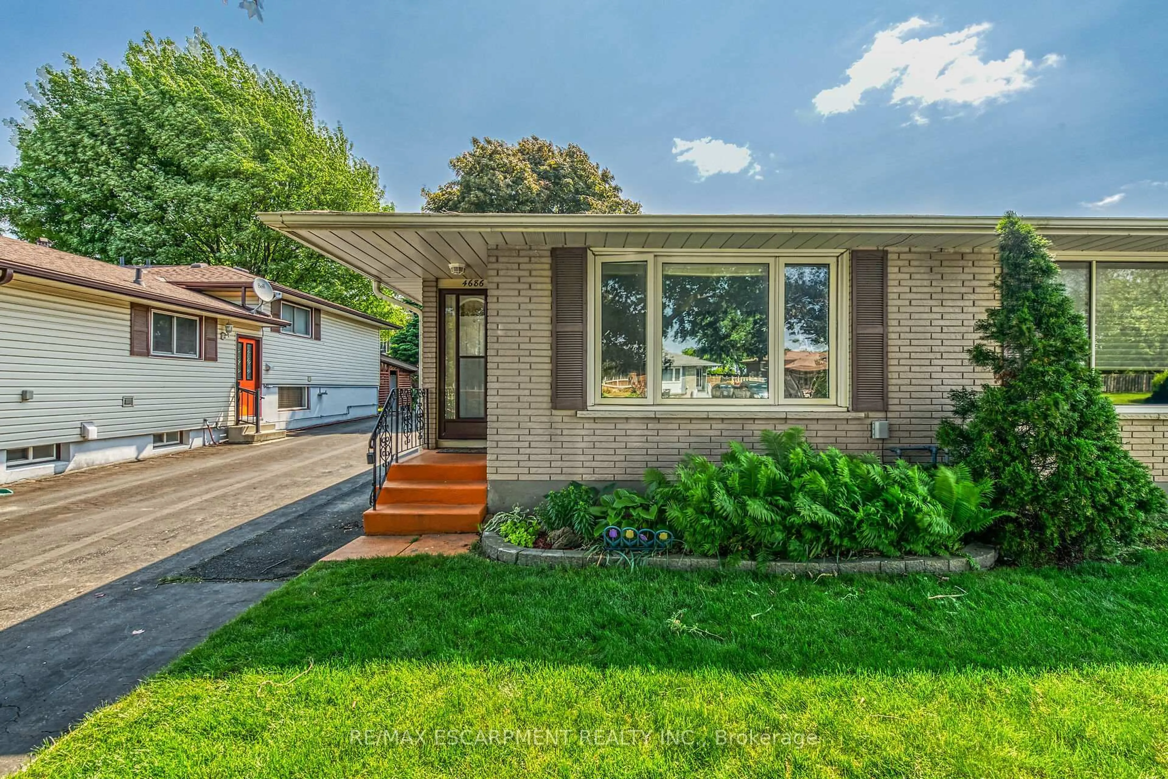 Home with brick exterior material, street for 4686 Pettit Ave, Niagara Falls Ontario L2E 6L5