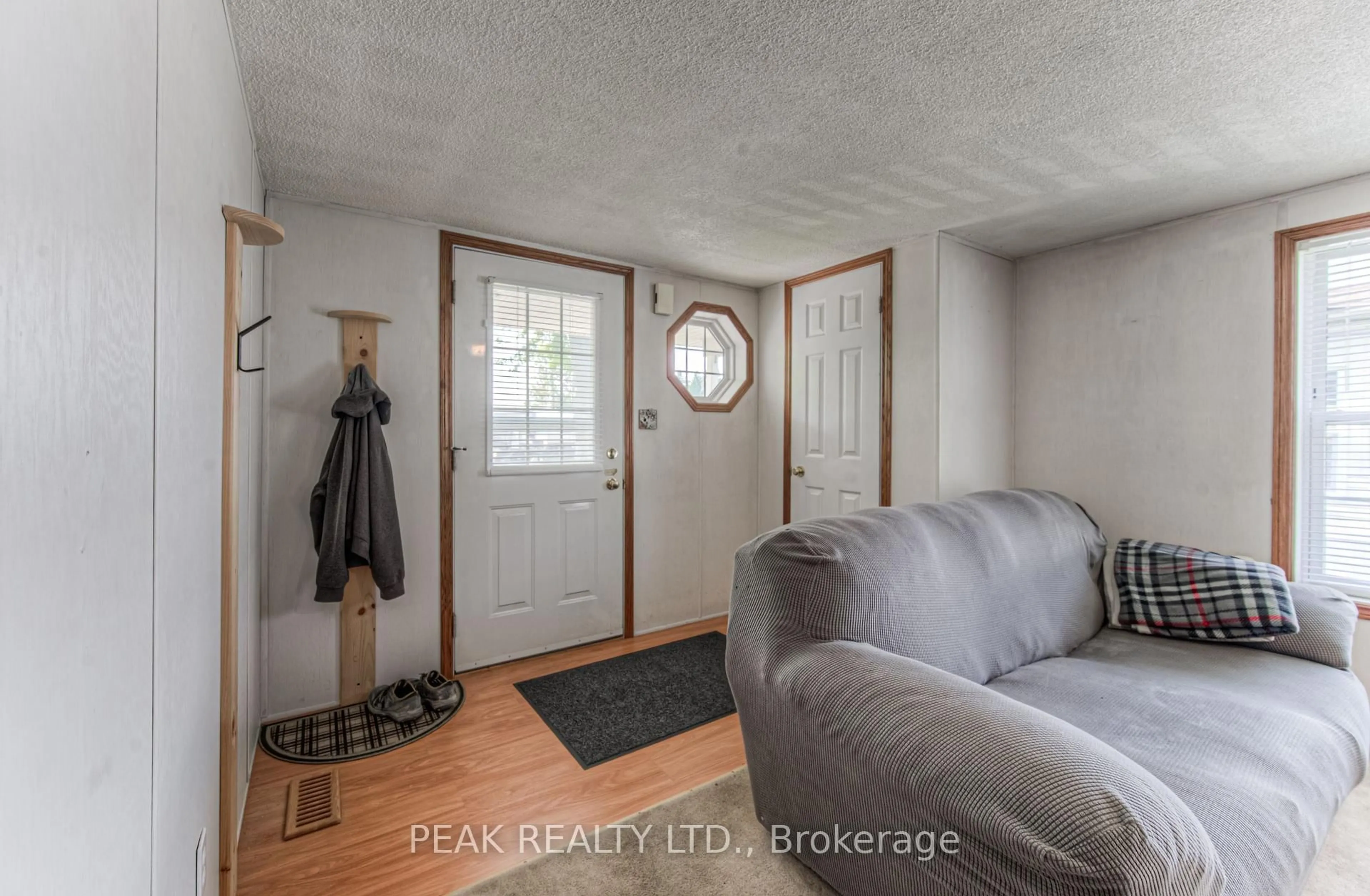 Indoor entryway for 580 Beaver Creek Rd #61, Waterloo Ontario N2J 3Z4
