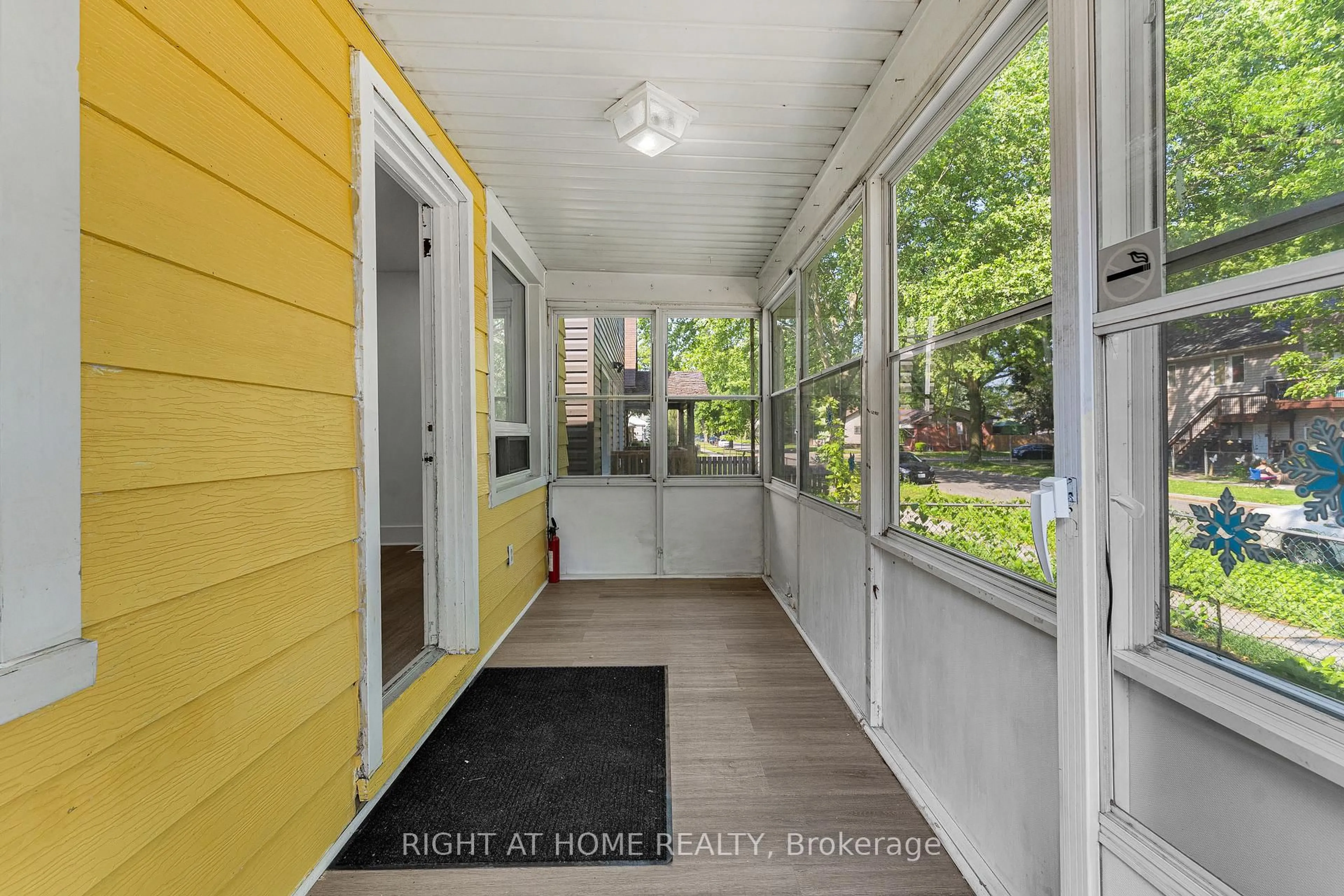 Indoor entryway for 3622 Queen St, Windsor Ontario N9C 1N9