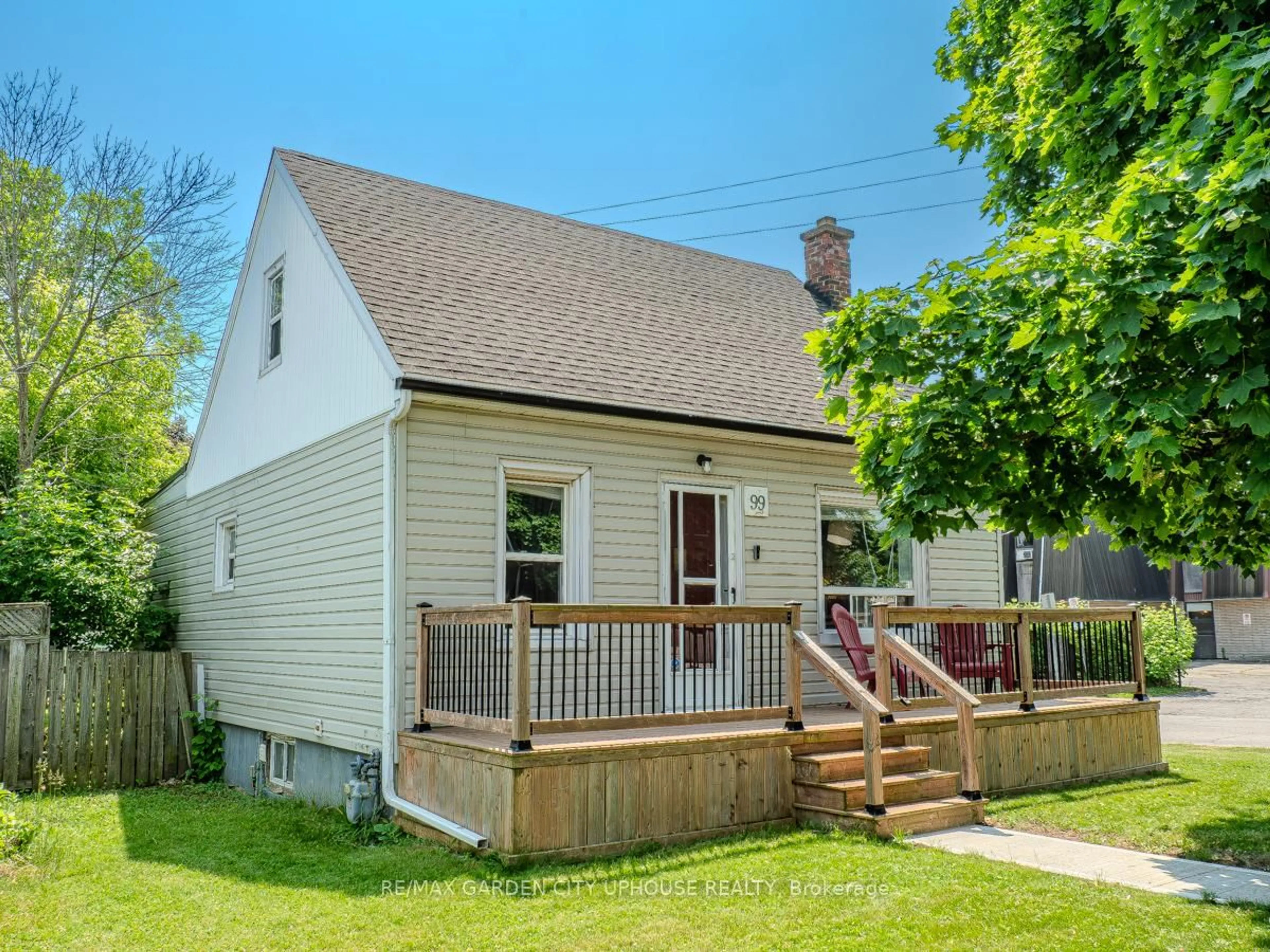 Home with vinyl exterior material, street for 99 Pelham Rd, St. Catharines Ontario L2S 1S5