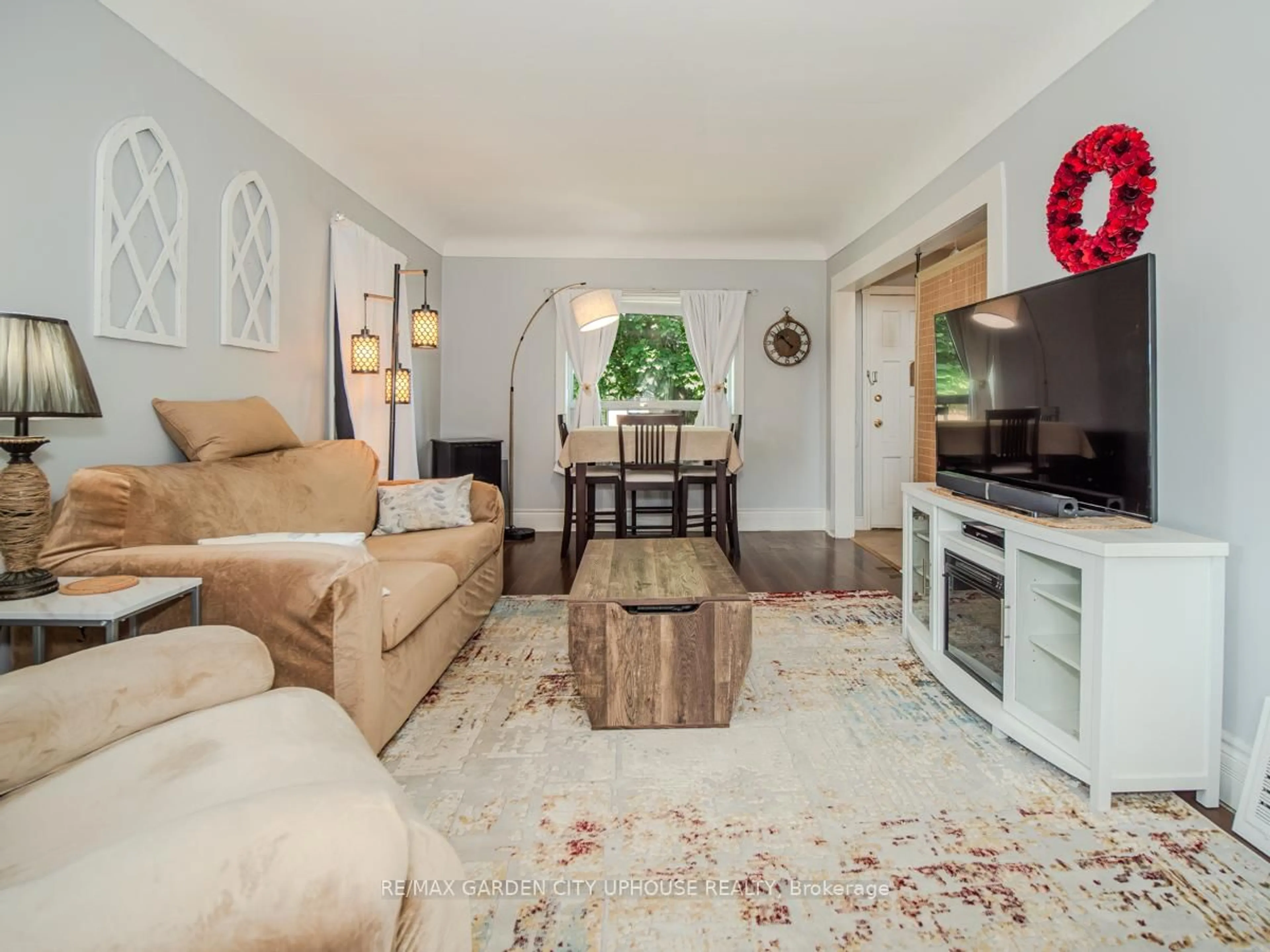 Living room with furniture, unknown for 99 Pelham Rd, St. Catharines Ontario L2S 1S5