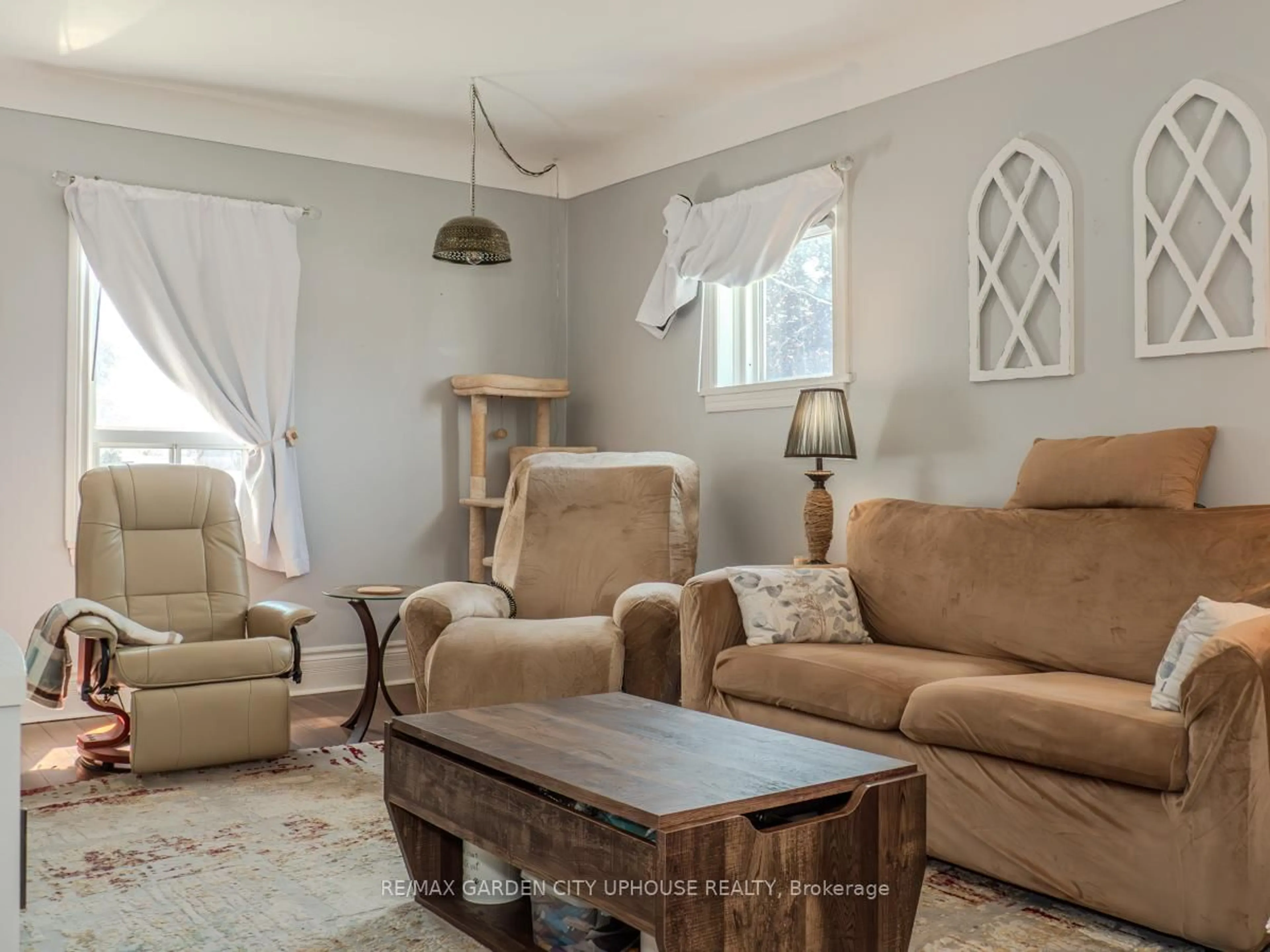 Living room with furniture, unknown for 99 Pelham Rd, St. Catharines Ontario L2S 1S5