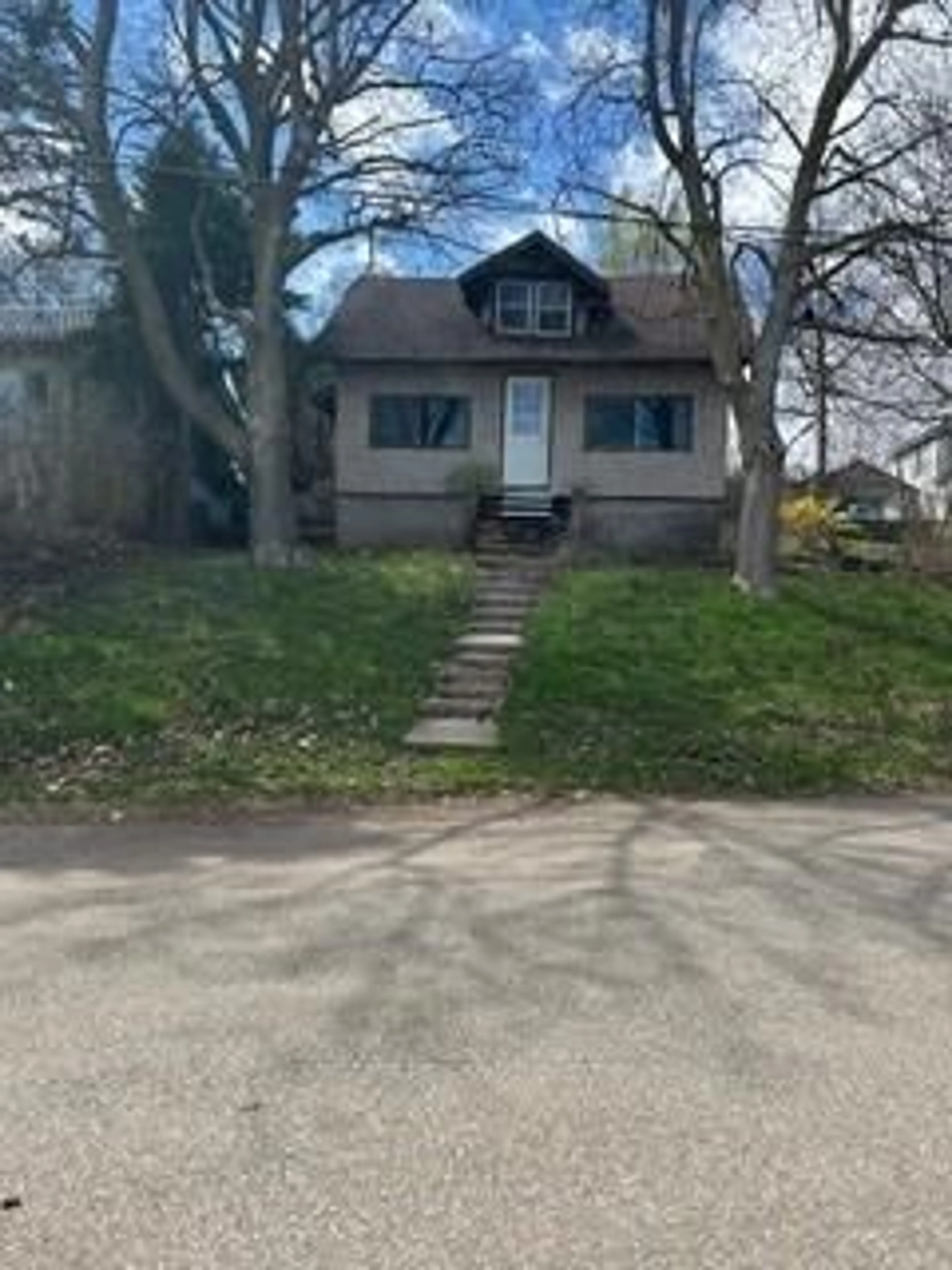 A pic from outside/outdoor area/front of a property/back of a property/a pic from drone, street for 4077 Terrace Ave, Niagara Falls Ontario L2E 3J1
