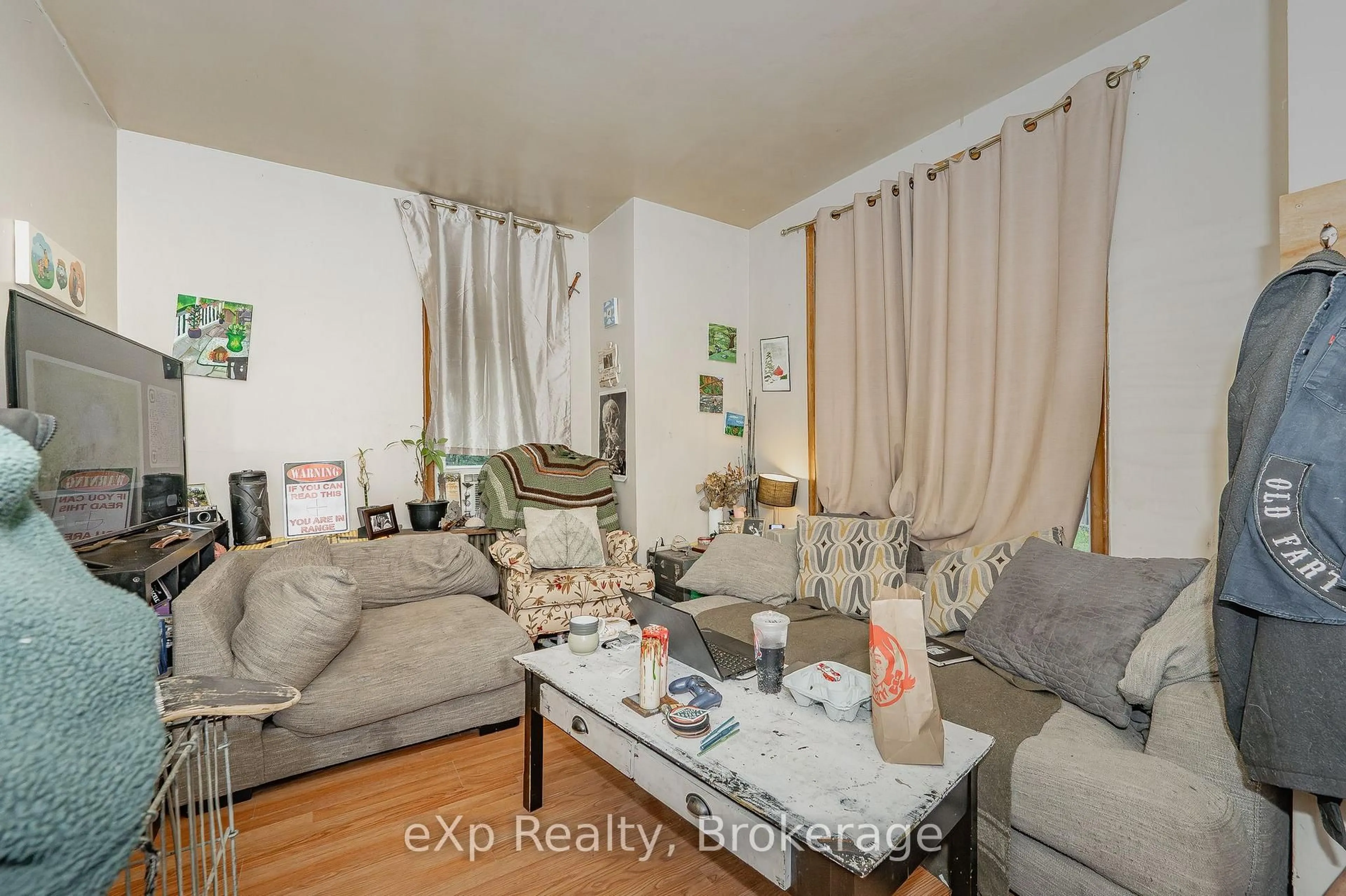 Living room with furniture, unknown for 138 Chatham St, Brantford Ontario N3S 4G4