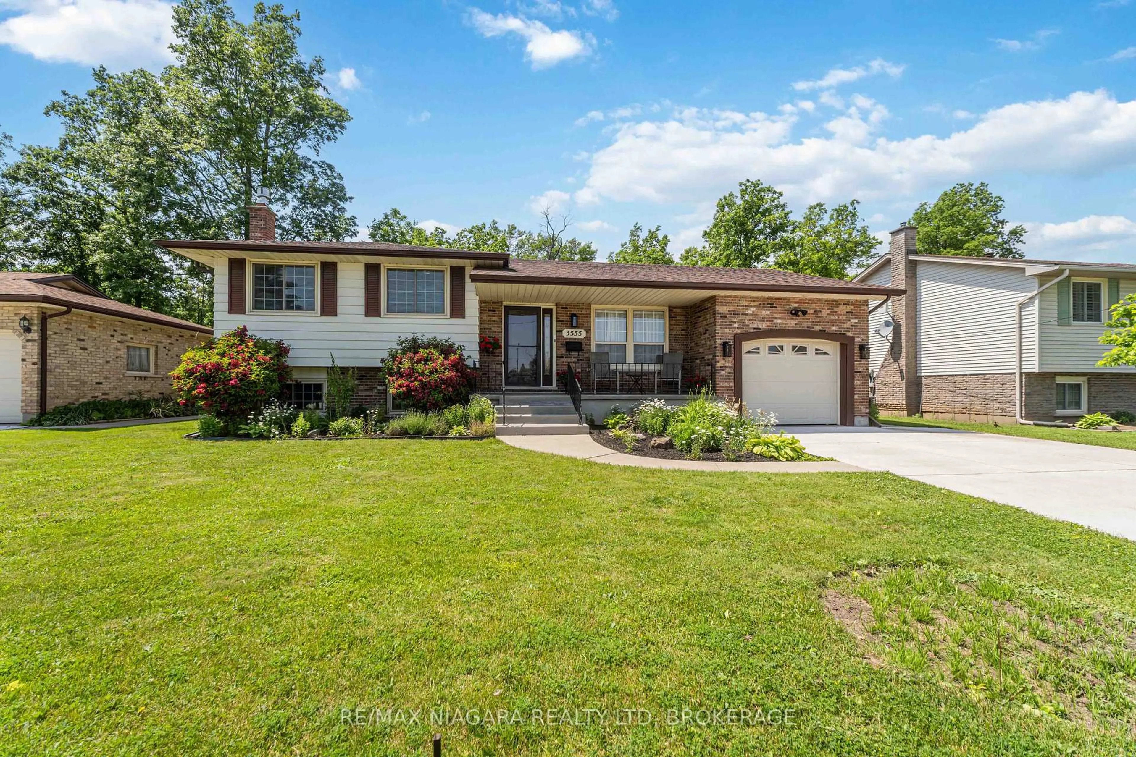 Home with brick exterior material, street for 3555 Rapids View Dr, Niagara Falls Ontario L2G 7M8