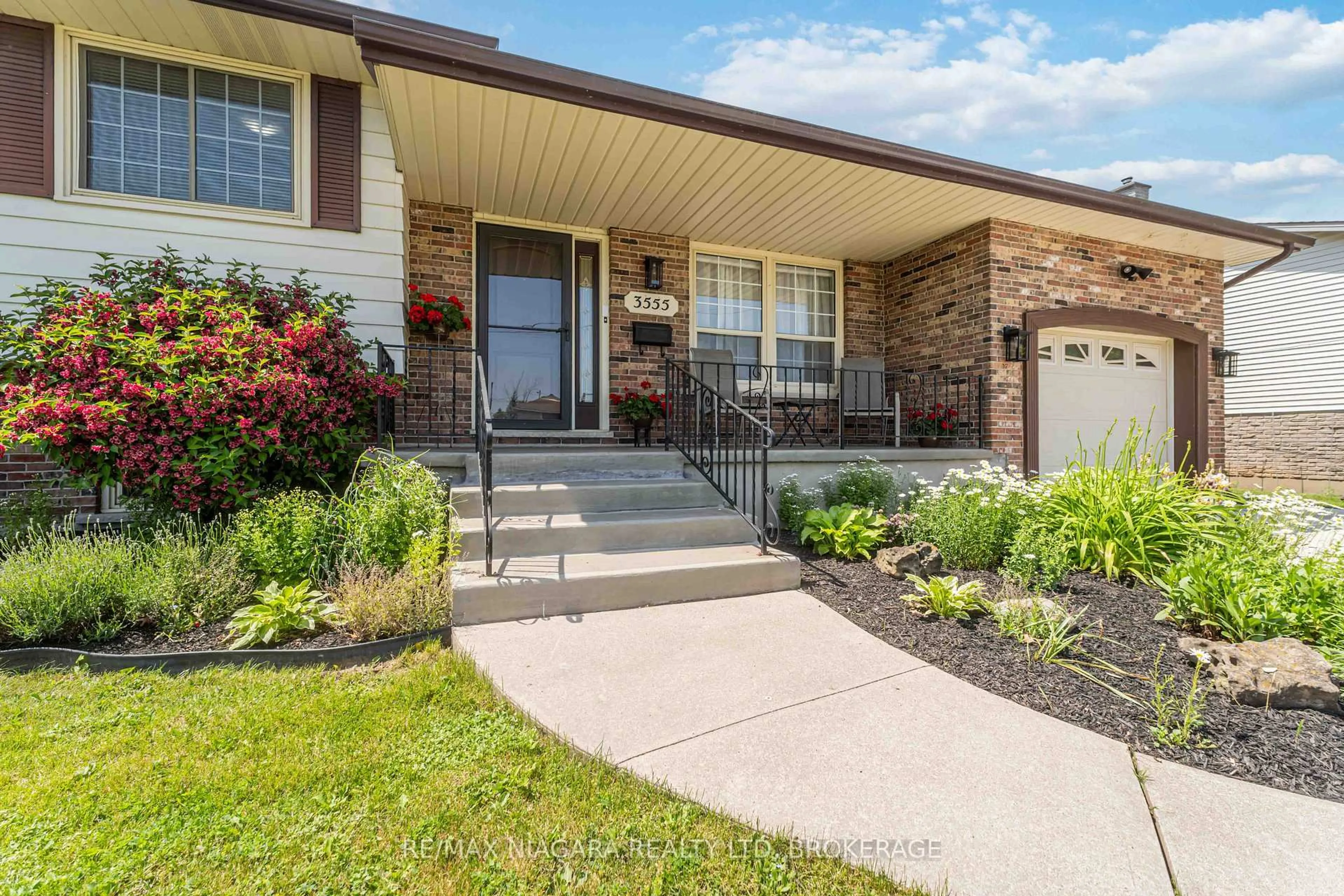 Home with brick exterior material, street for 3555 Rapids View Dr, Niagara Falls Ontario L2G 7M8