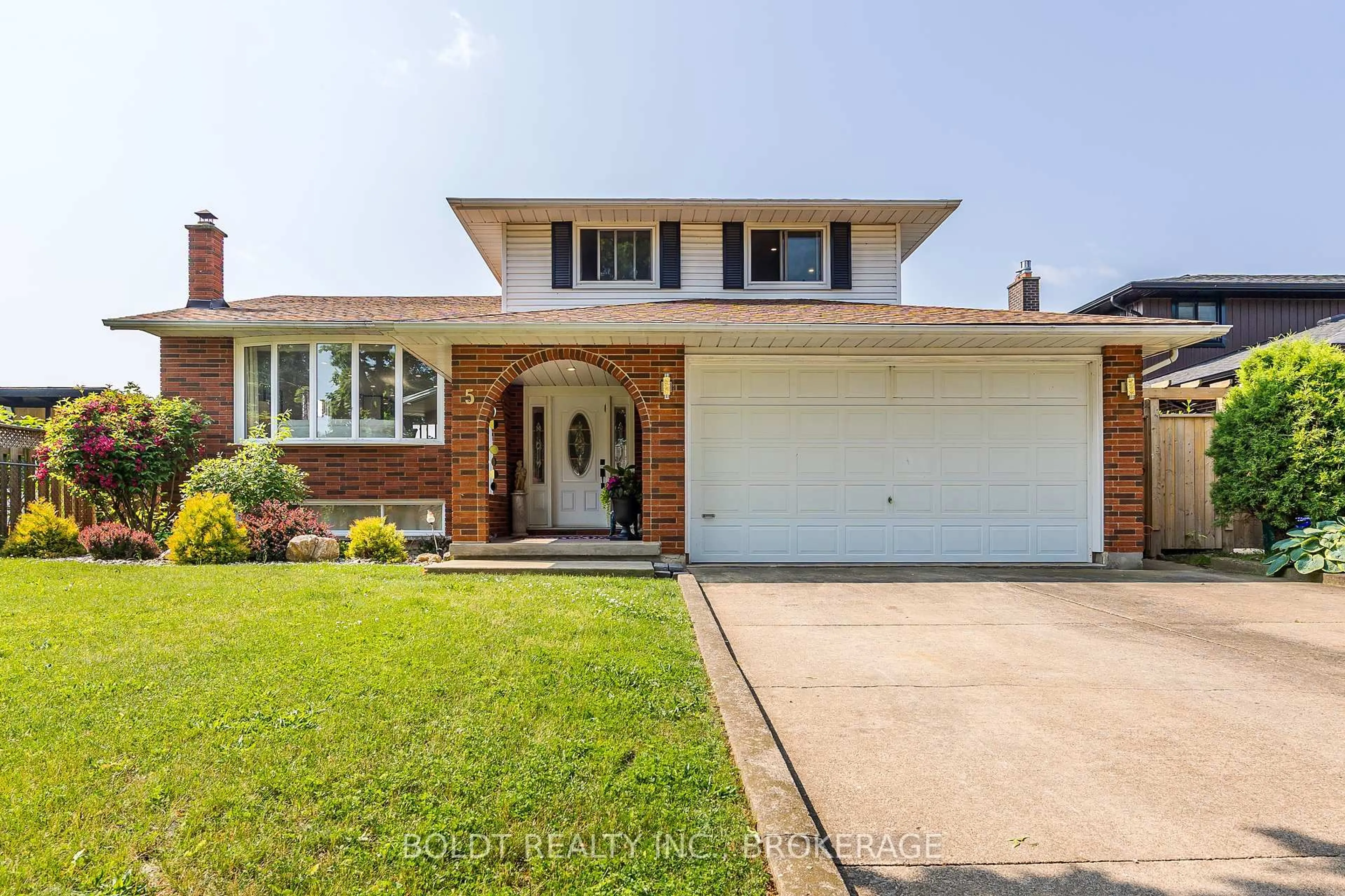 Home with vinyl exterior material, street for 5 Woodgarden Crt, St. Catharines Ontario L2M 7C9