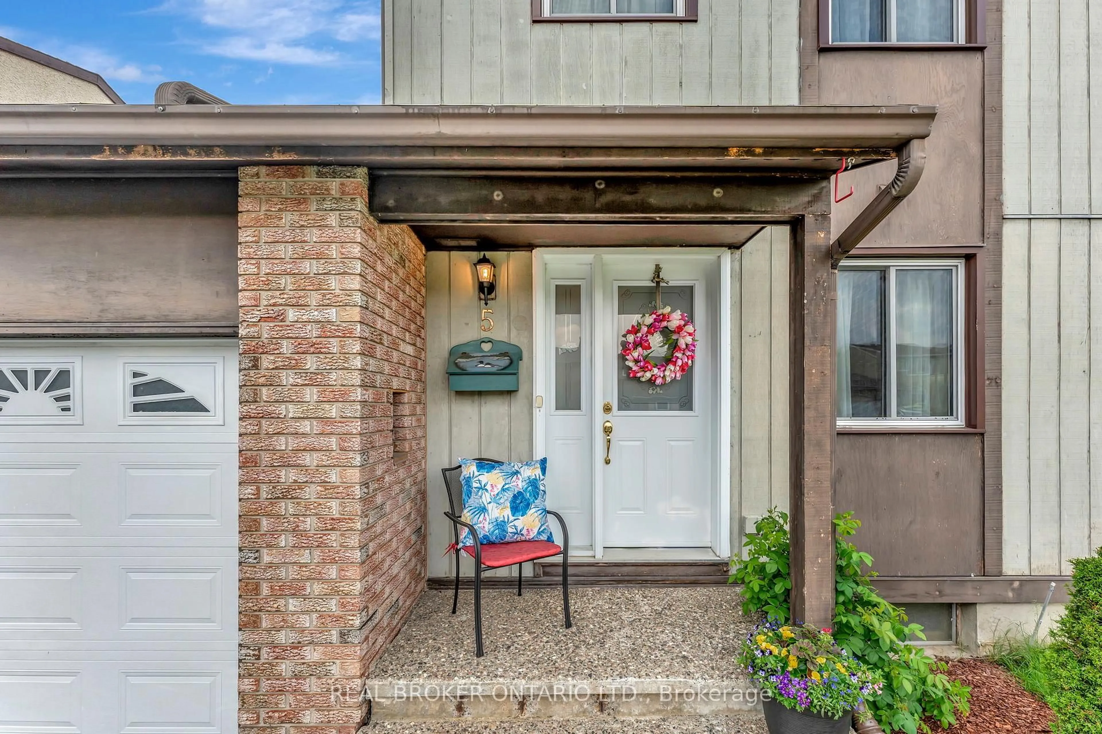 Indoor entryway for 5 Tedwyn Dr, Barrhaven Ontario K2J 1R3