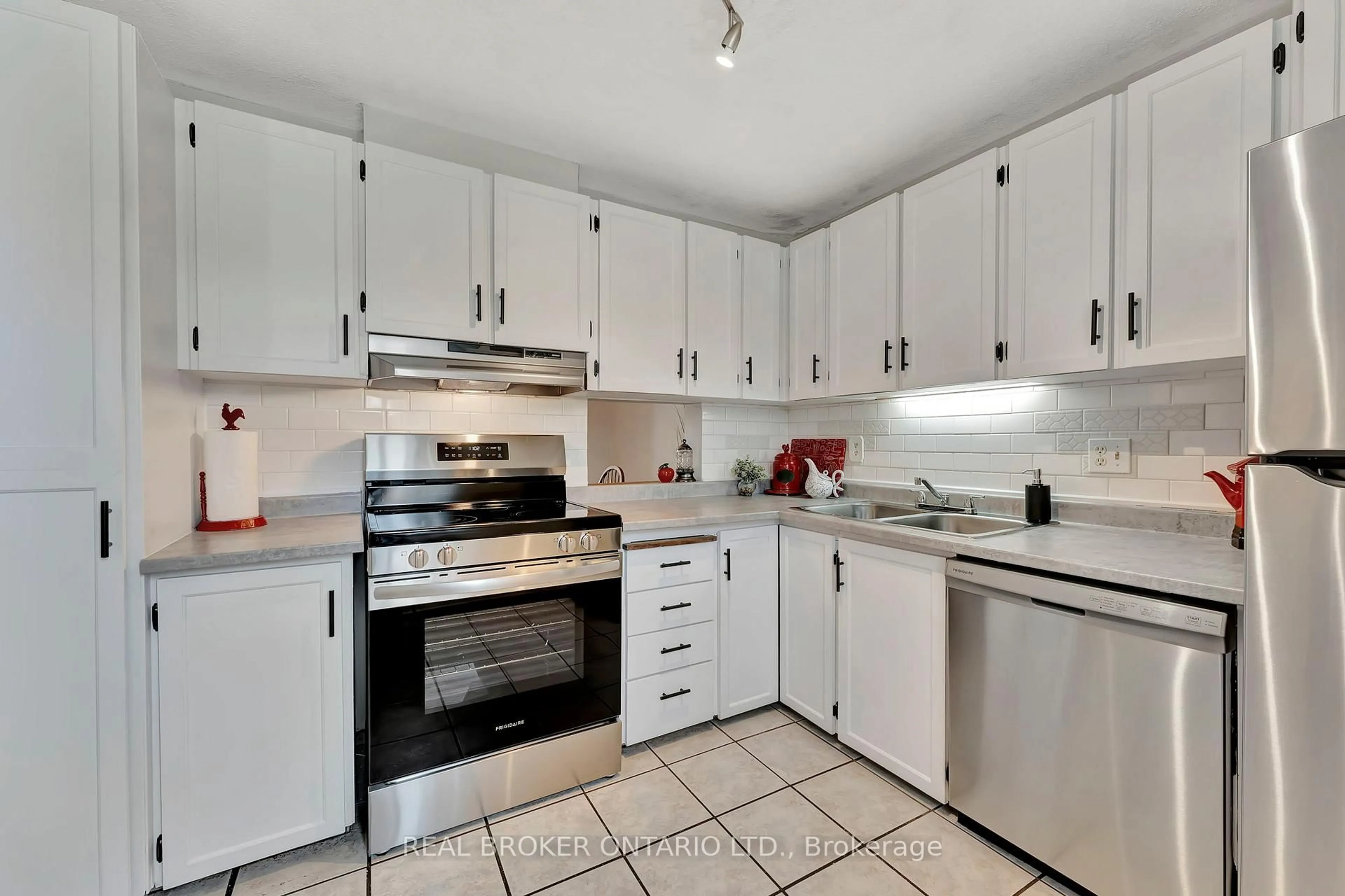 Standard kitchen, ceramic/tile floor for 5 Tedwyn Dr, Barrhaven Ontario K2J 1R3