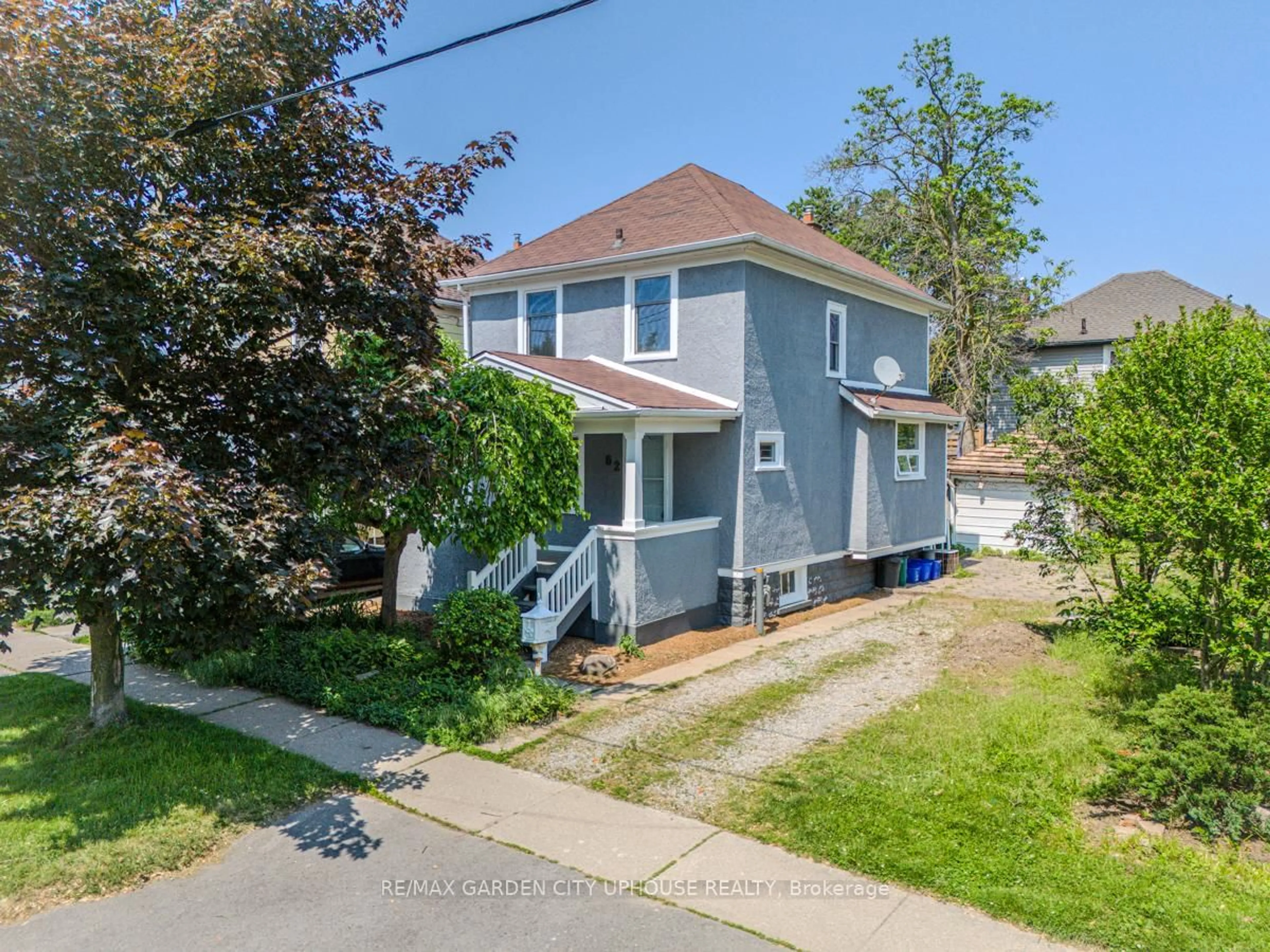 A pic from outside/outdoor area/front of a property/back of a property/a pic from drone, street for 62 Thomas St, St. Catharines Ontario L2R 6M2
