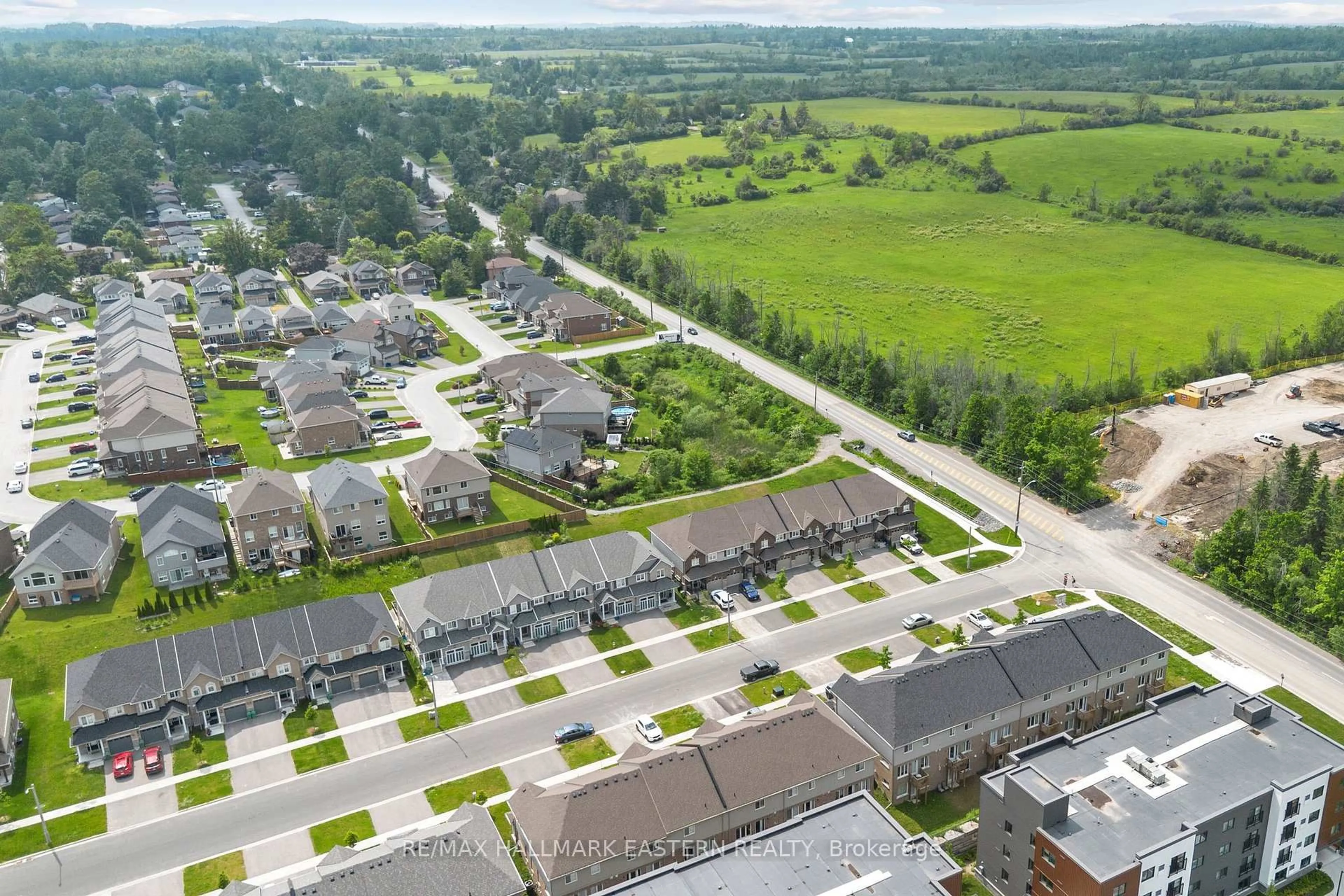 A pic from outside/outdoor area/front of a property/back of a property/a pic from drone, street for 1649 Hetherington Dr, Peterborough North Ontario K9L 0G6