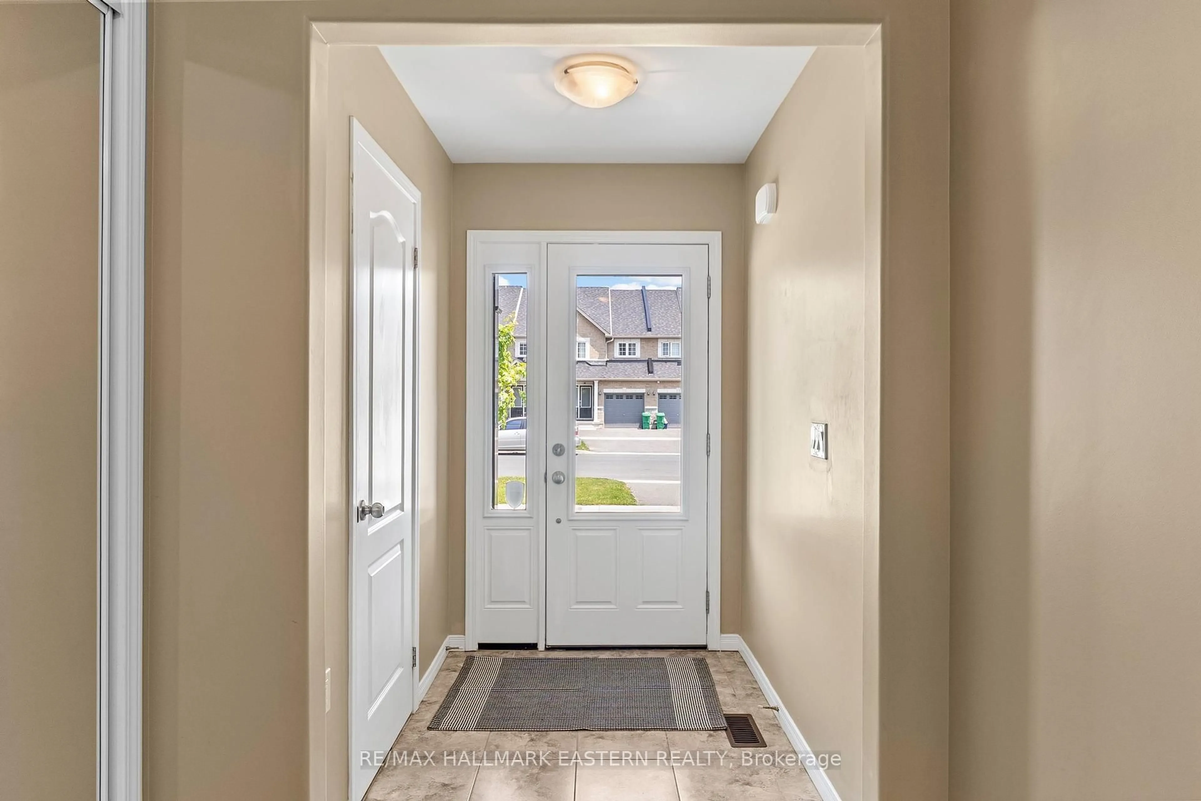 Indoor entryway for 1649 Hetherington Dr, Peterborough North Ontario K9L 0G6