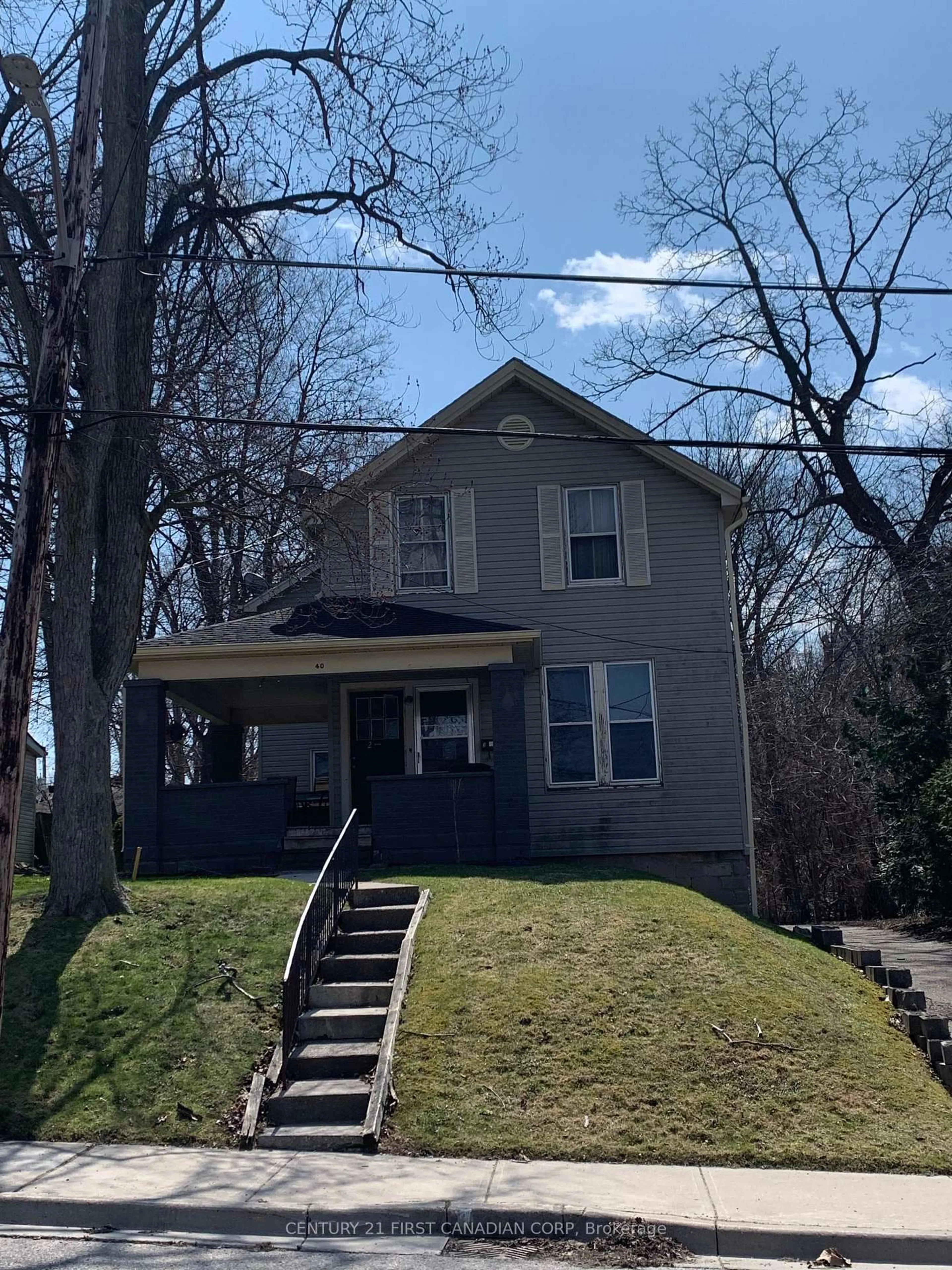 Home with vinyl exterior material, street for 40 Springbank Dr, London Ontario N6J 1E3