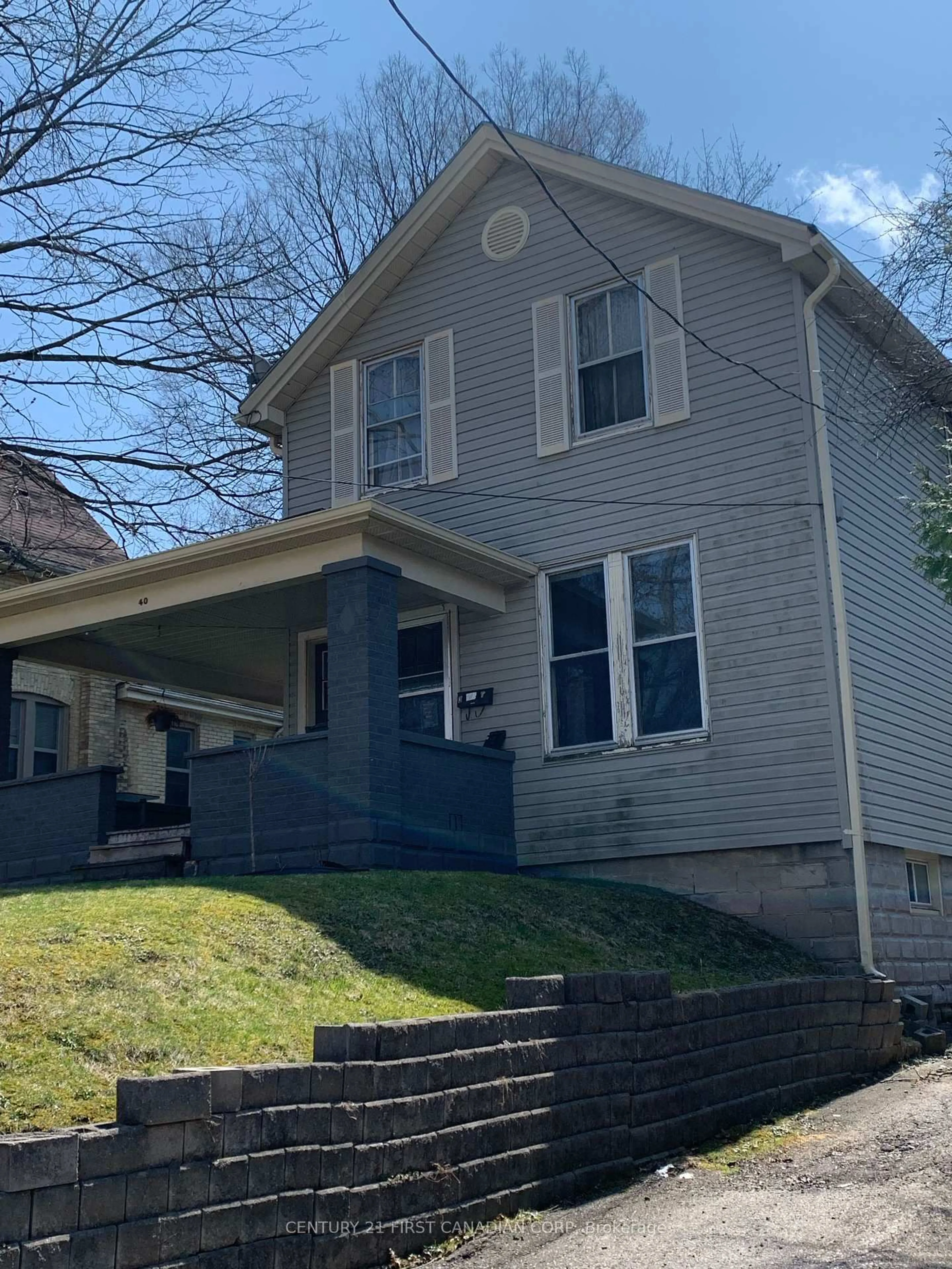 Home with vinyl exterior material, street for 40 Springbank Dr, London Ontario N6J 1E3
