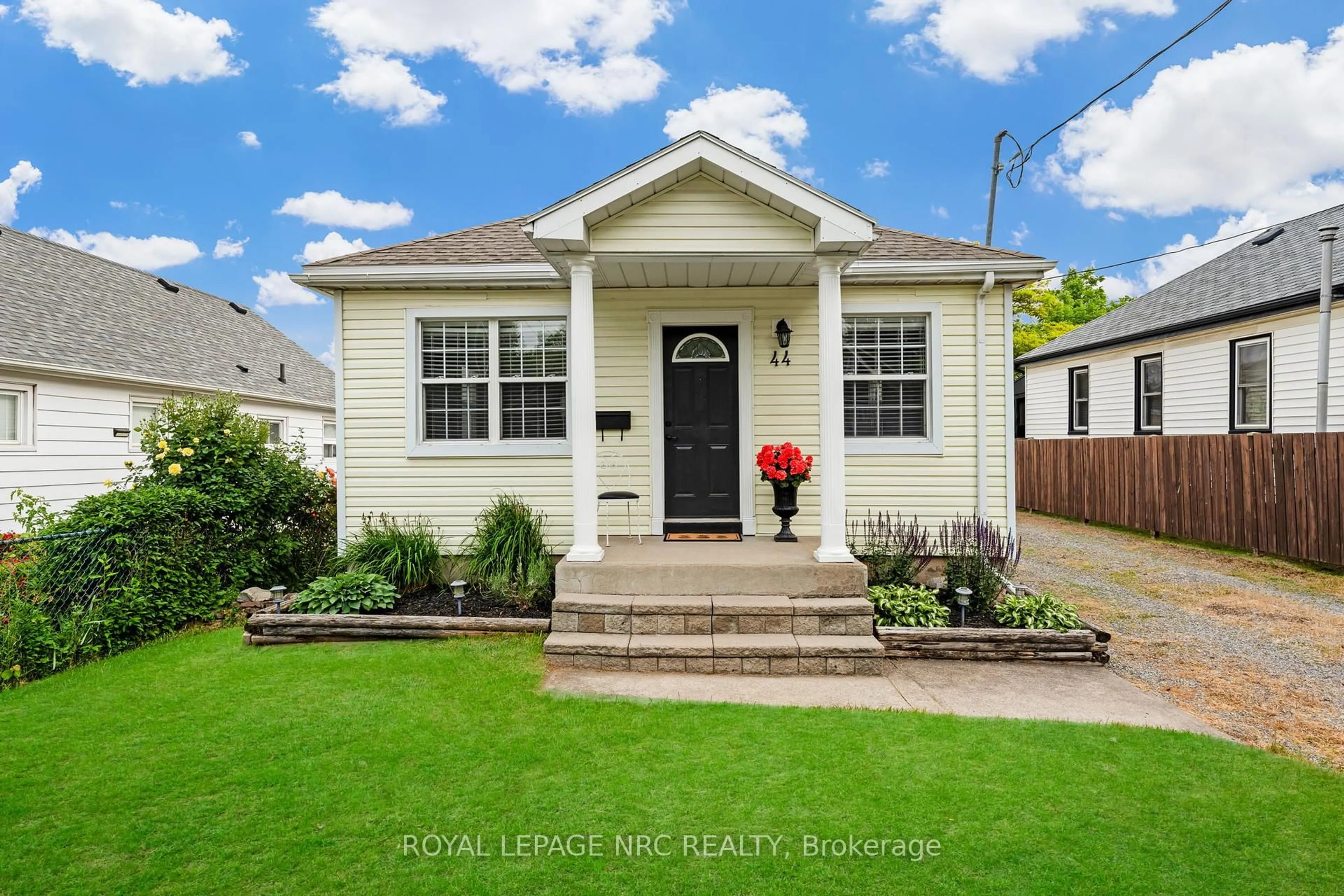 Home with vinyl exterior material, street for 44 Pinecrest Ave, St. Catharines Ontario L2T 1C8
