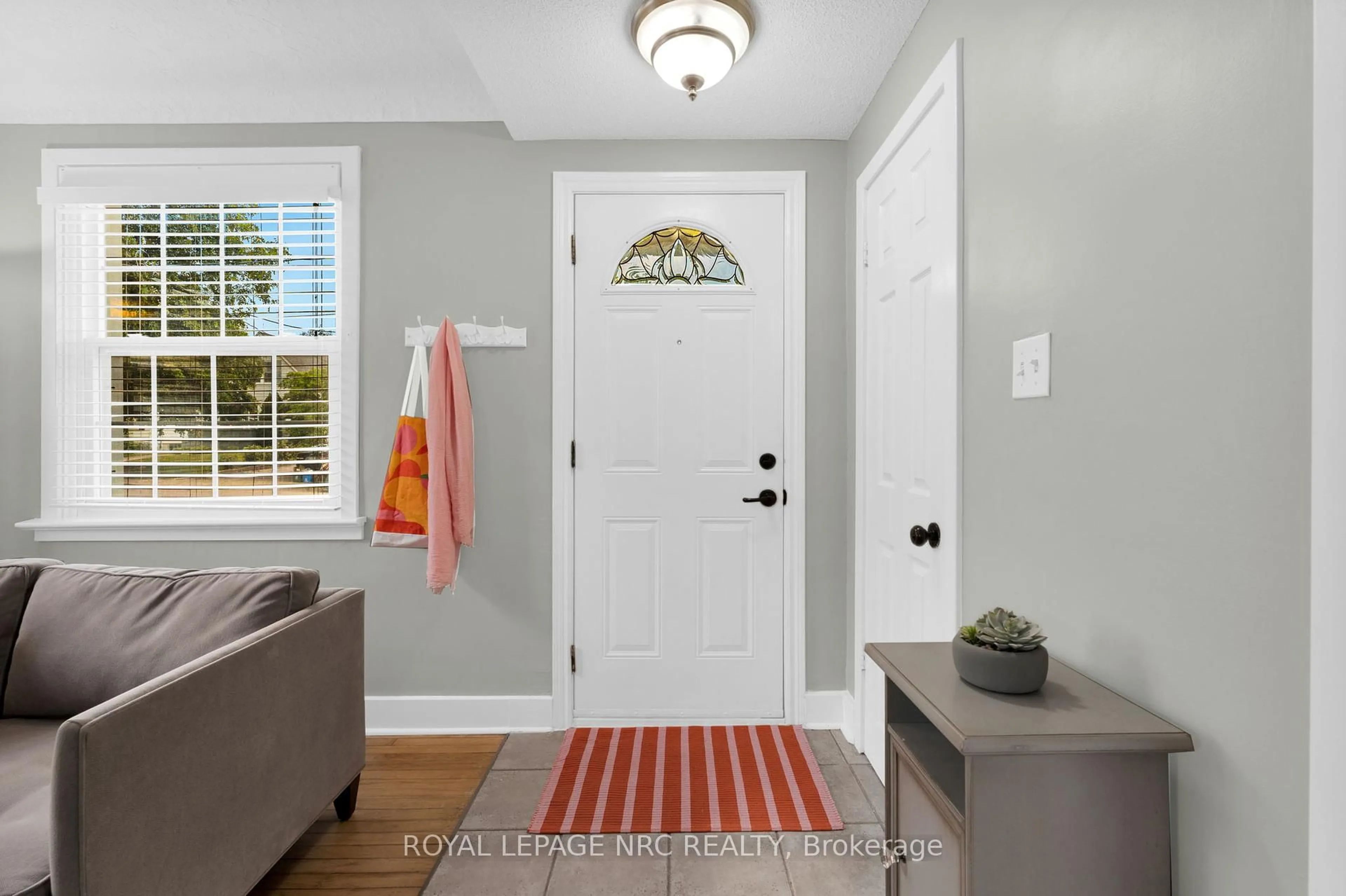 Indoor entryway for 44 Pinecrest Ave, St. Catharines Ontario L2T 1C8