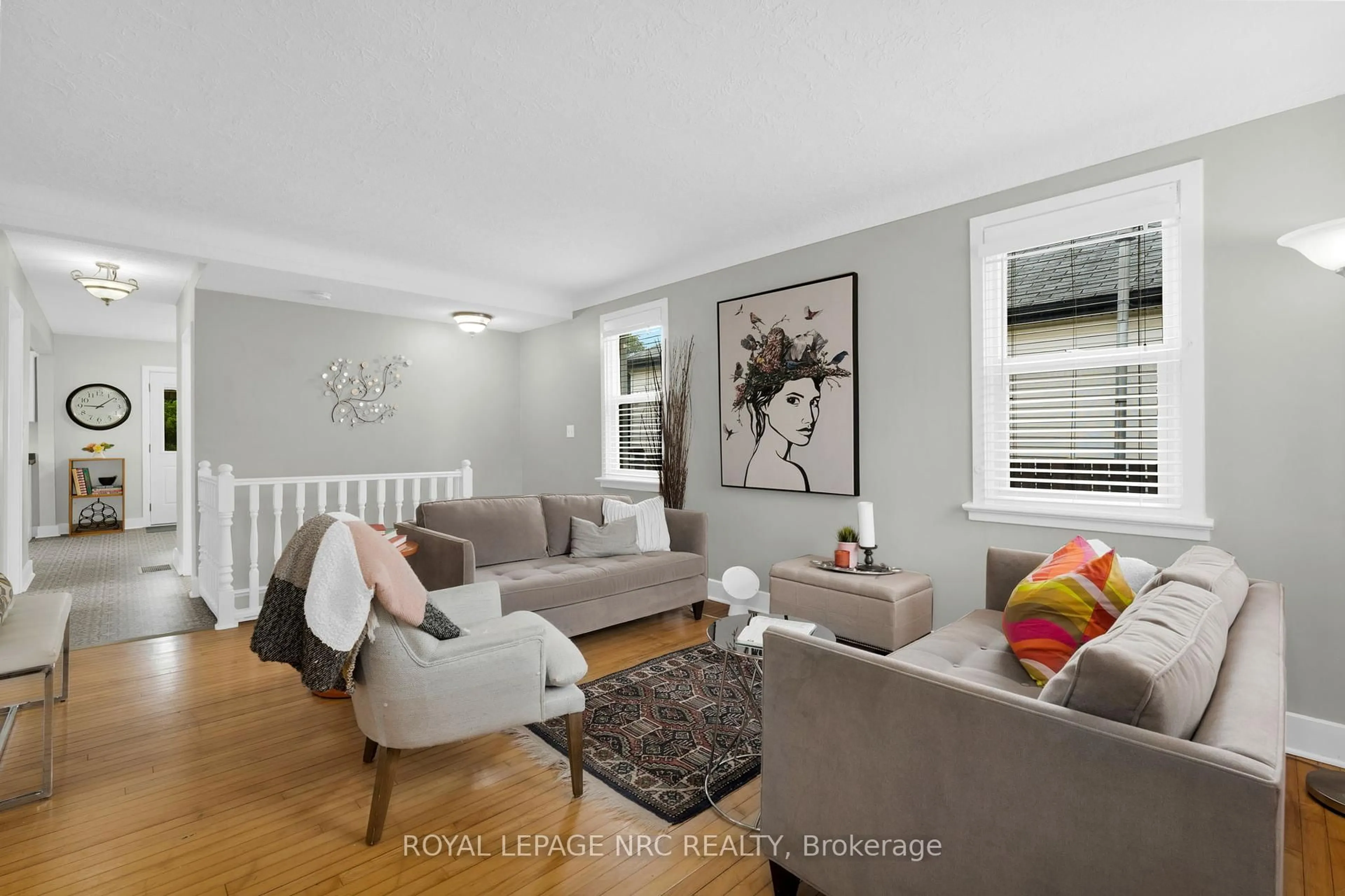 Living room with furniture, unknown for 44 Pinecrest Ave, St. Catharines Ontario L2T 1C8