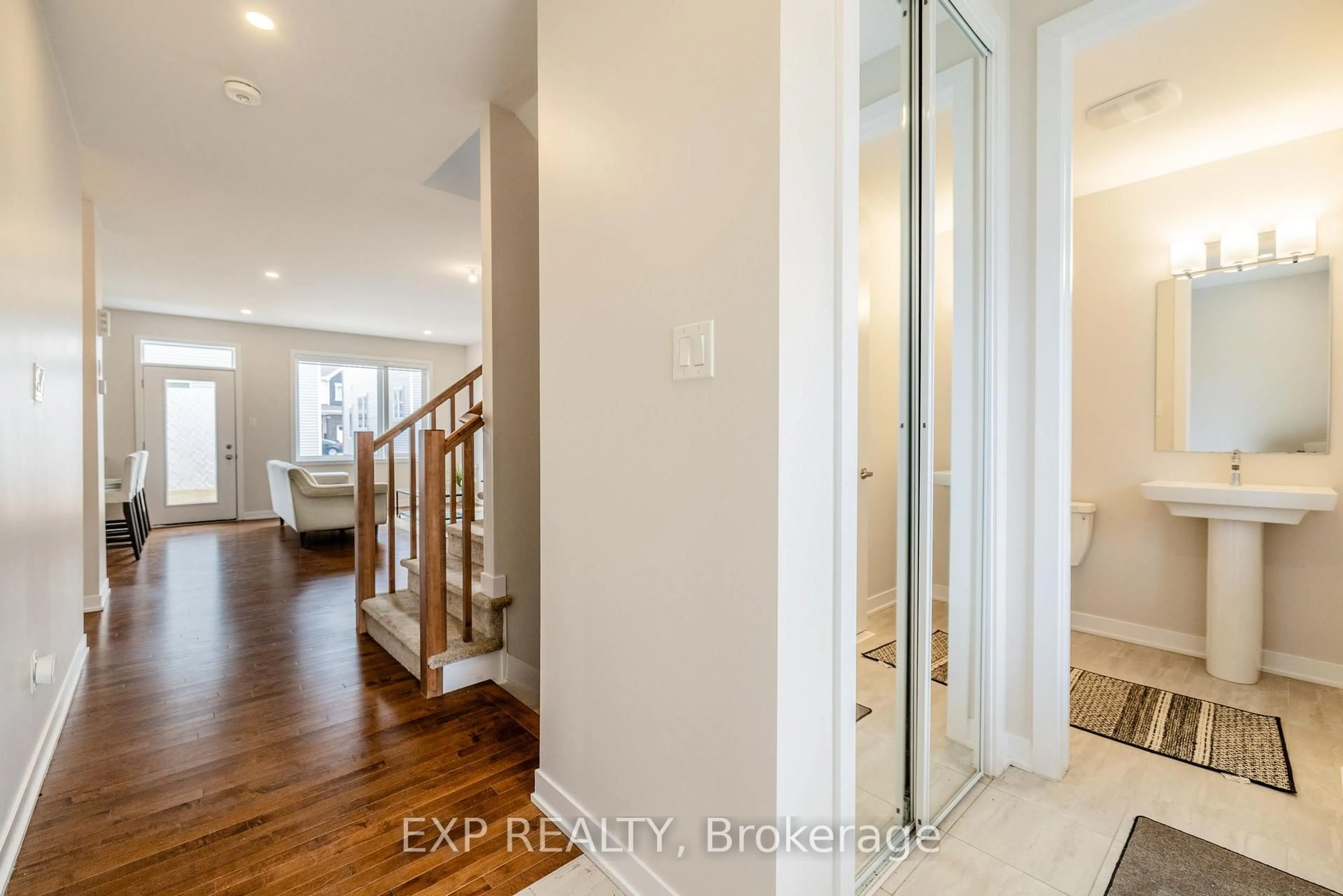 Indoor entryway for 307 Canadensis Lane, Ottawa Ontario K2J 6X8