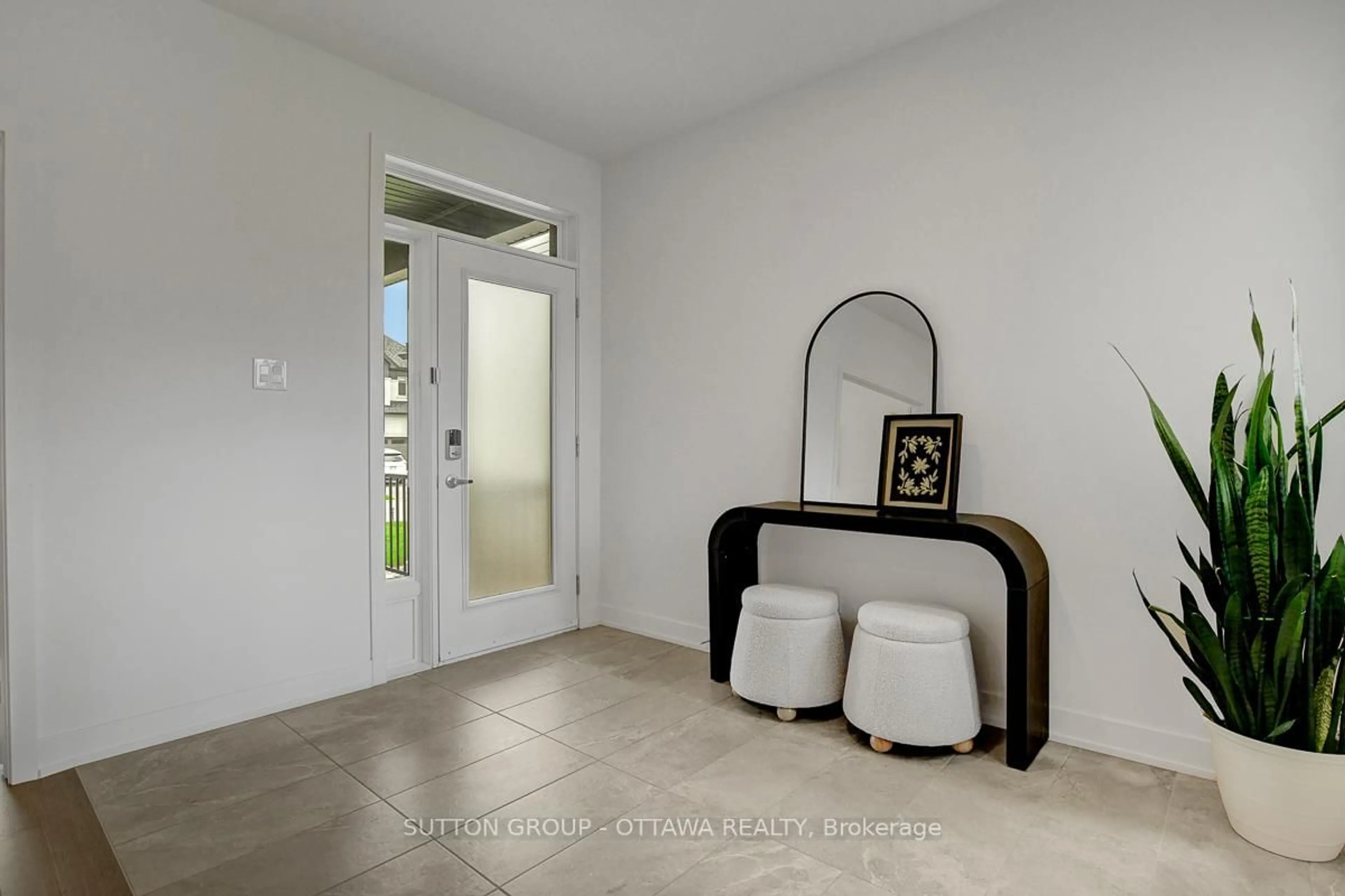 Indoor entryway for 908 Duxbury Lane, Manotick Ontario K4M 0M3