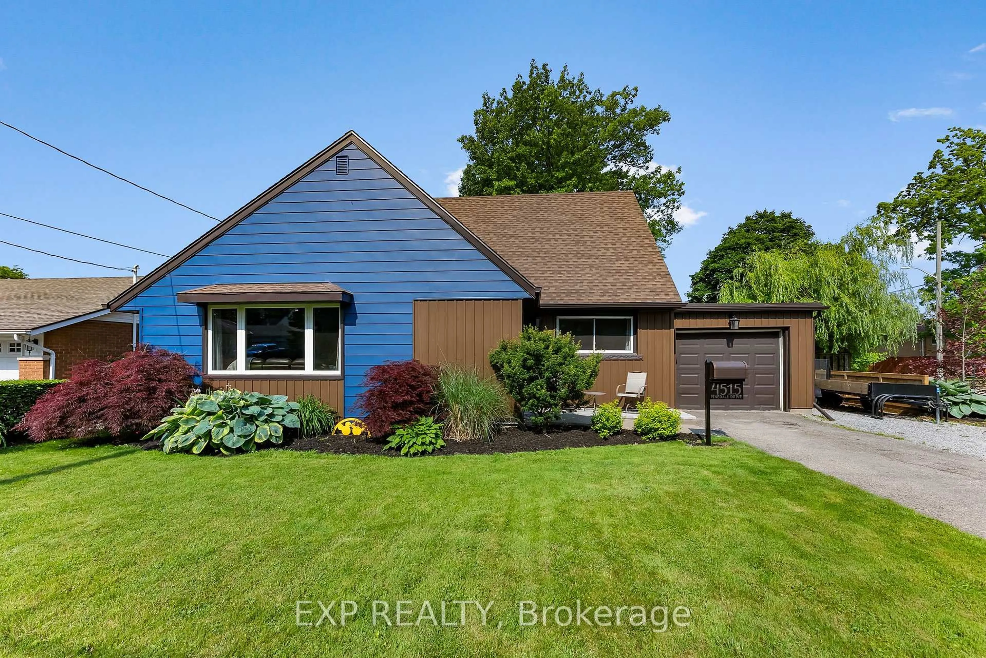 Home with vinyl exterior material, street for 4515 Pinedale Dr, Niagara Falls Ontario L2E 6M6